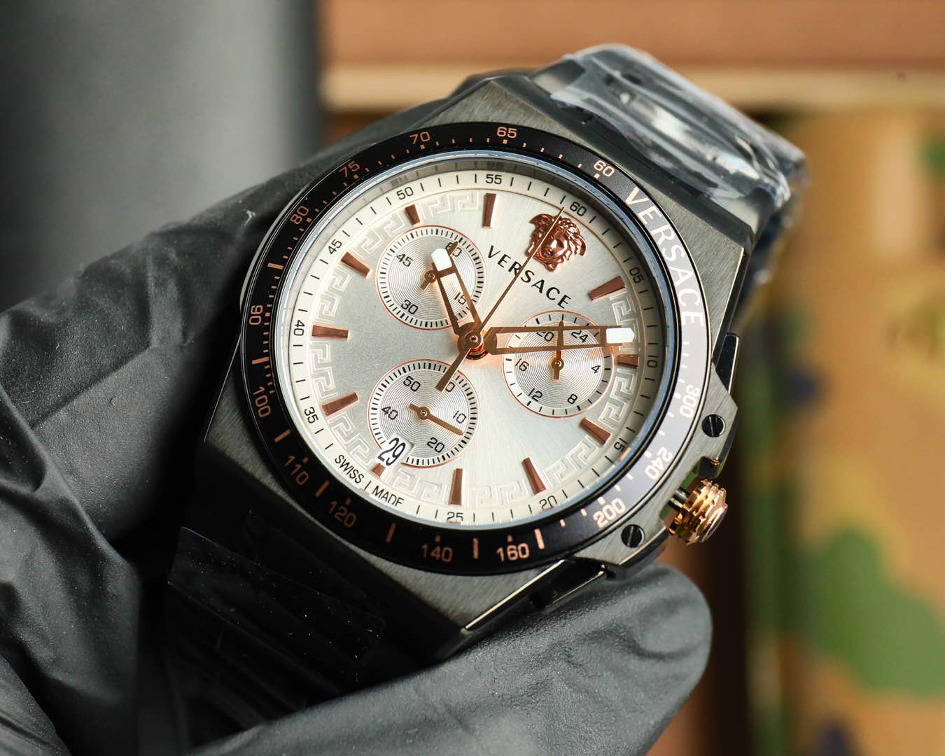 Luxurious VERSACE 2025 Watch: Swiss Timepiece with Greek Design and Medusa Sculptor. - 图片 3