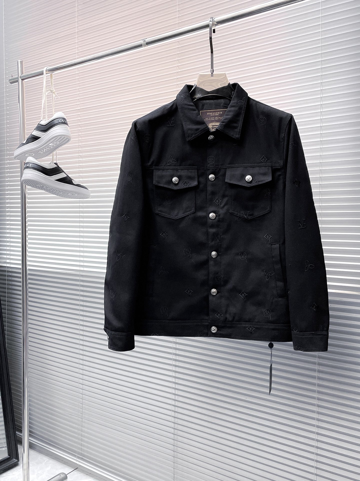 peddbj LV 2024早春新款时尚休闲黑色牛仔外套，经典系列翻领牛仔夹克外套！顶级专柜款，面料柔软，上身超棒专柜版型，顶级面料，版型超好耐穿又舒适！码数: M-3XL