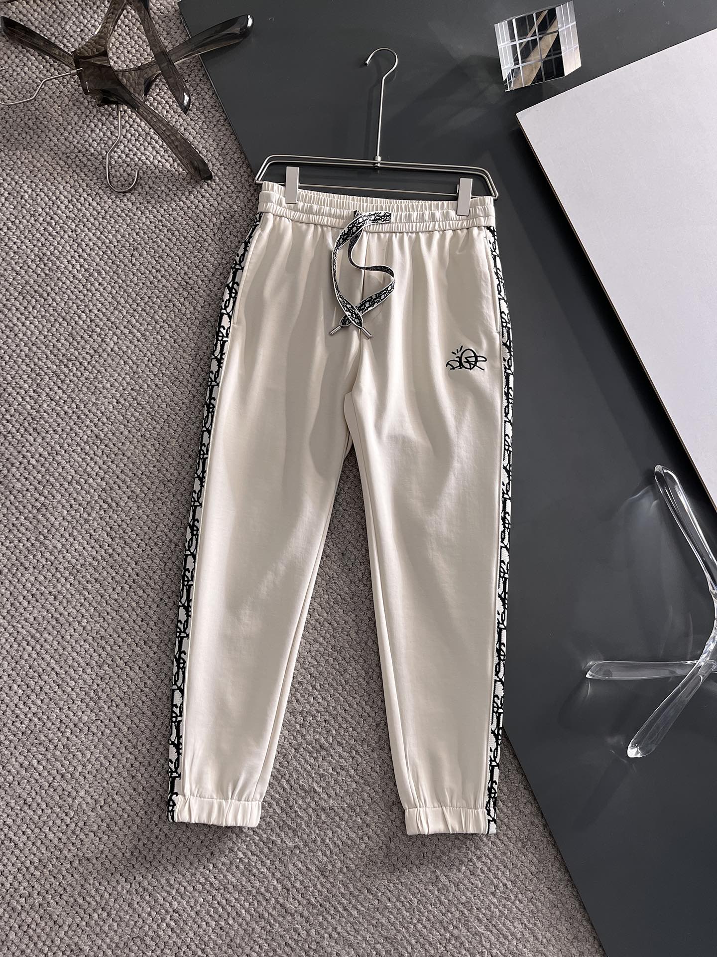 Vlekkeloos
 Dior Kleding Broek Replica van hoge kwaliteit
 Lente/Zomercollectie Casual