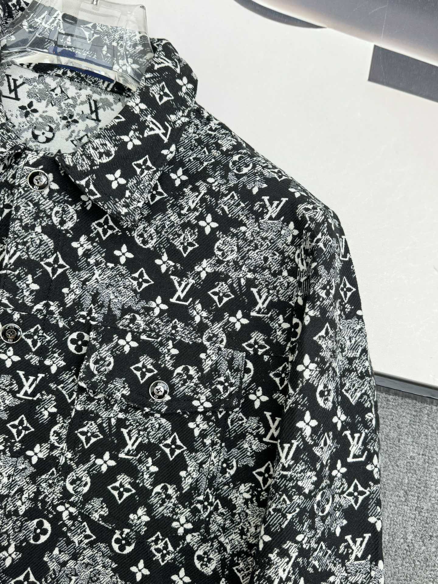 LV24SS早春新款-时尚潮流休闲外套小香风定制精梳双面料上身有型帅气颜色十分清晰非常的凸显整体的造型感