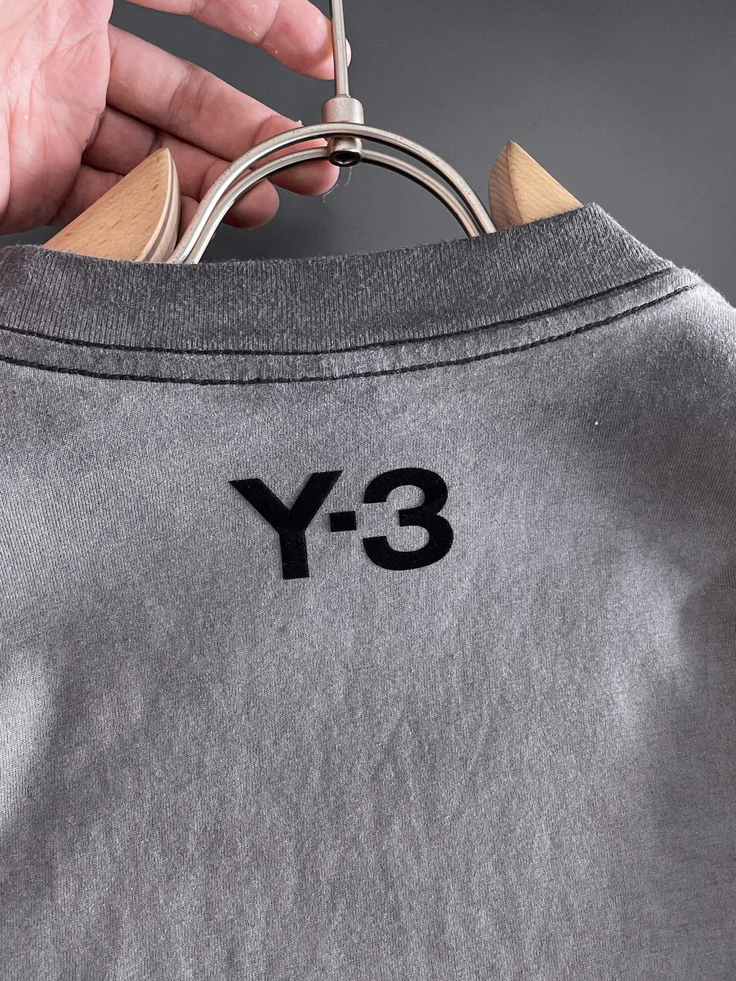 Y-3微阔型M-XXXL男女同款新款短袖T桖采用定制洗水定染纯棉面料logo点缀于胸前超级柔软细腻沿边反