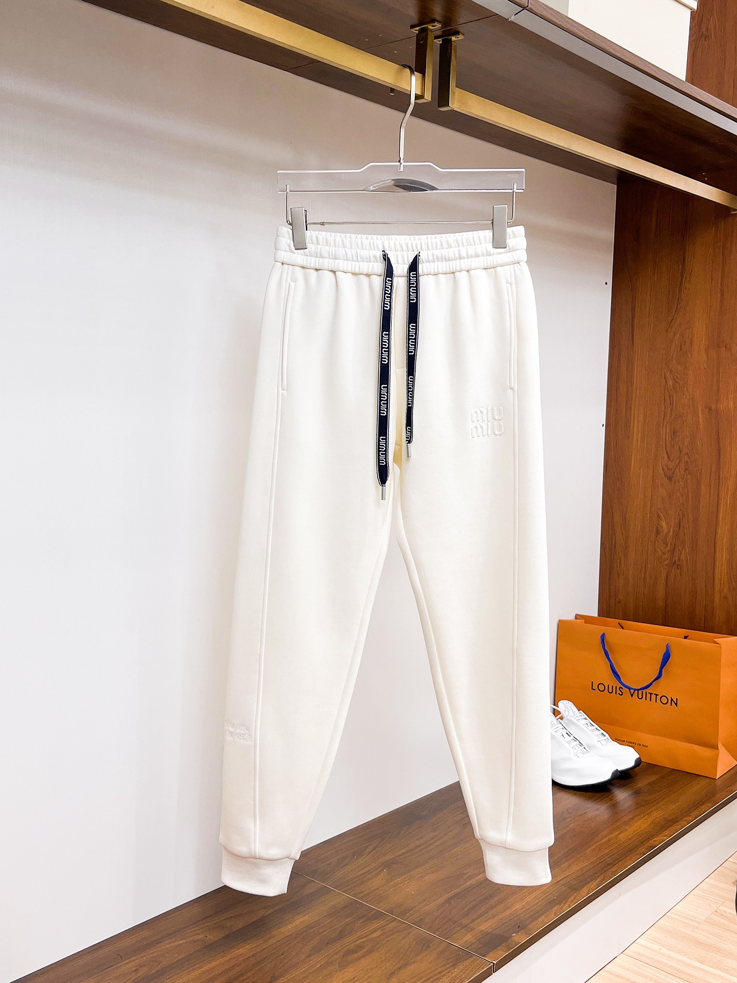 NO:514859,MIU Top Products New Spring and Summer 2025 Leisure Pants!  The official website is released simultaneously. The brand's classic LOGO casual pants, customized fabric, excellent comfort, strong hand touch. Very high recognition, perfect quality craftsmanship. Size M-3XL,,miumiu,alexander wang19860909MIU 顶级货品 2025春夏新款休闲裤！官网同步发售.品牌经典LOGO休闲裤 ,定制面料,舒适度极好,手触感强烈.辨识度极高,完美品相工艺. 尺码M-3XL,,miumiu,alexander wang,Men's clothing