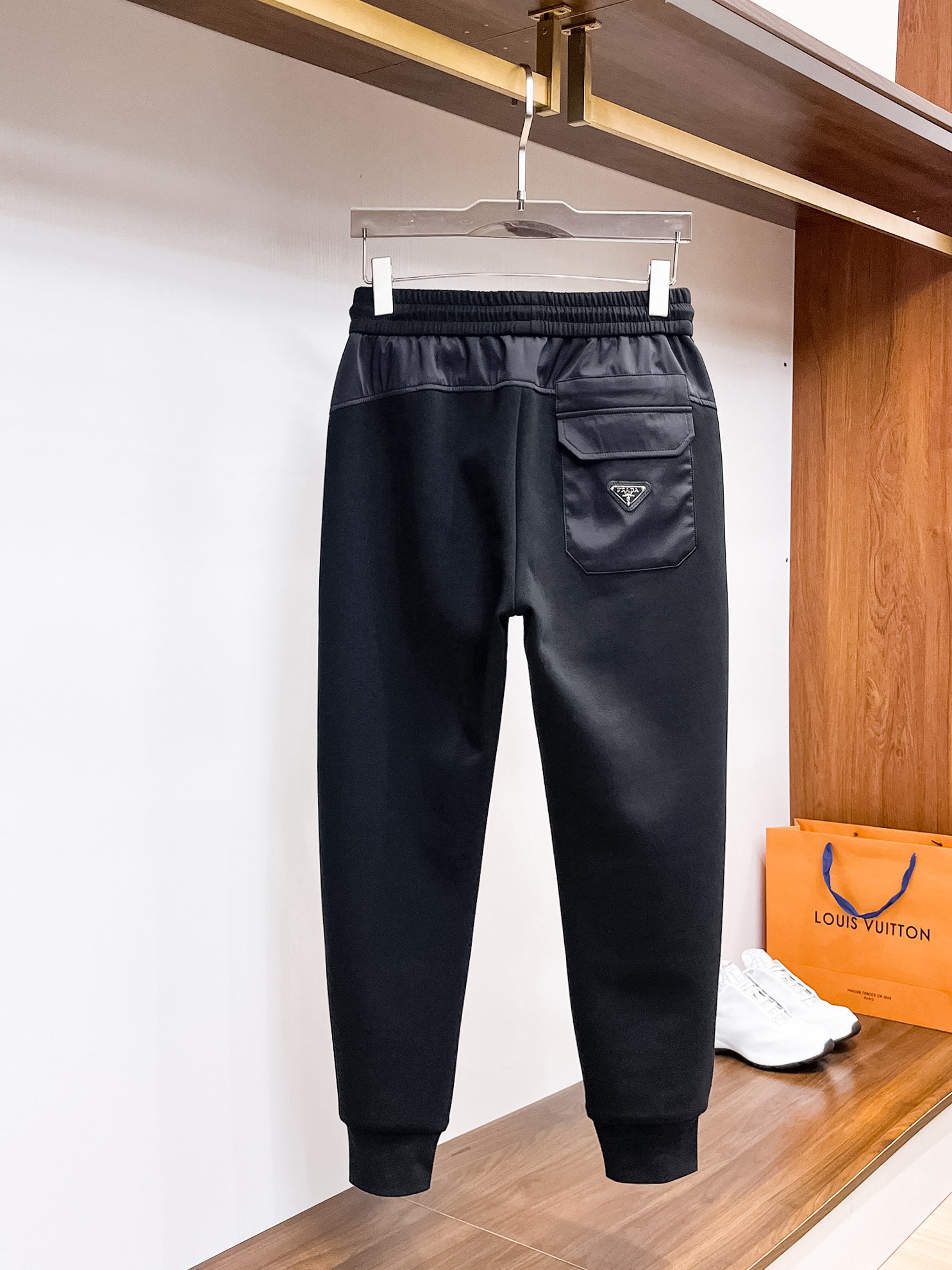 NO:514860,Prada Top Products New Spring and Summer 2025 Leisure Pants!  The official website is released simultaneously. The brand's classic LOGO casual pants, customized fabric, excellent comfort, strong hand touch. Extremely recognizable, perfect quality craftsmanship. Size M-3XL, prada, alexander wang19860909普拉达 顶级货品 2025春夏新款休闲裤！官网同步发售.品牌经典LOGO休闲裤 ,定制面料,舒适度极好,手触感强烈.辨识度极高,完美品相工艺. 尺码M-3XL,,prada,alexander wang,Men's clothing