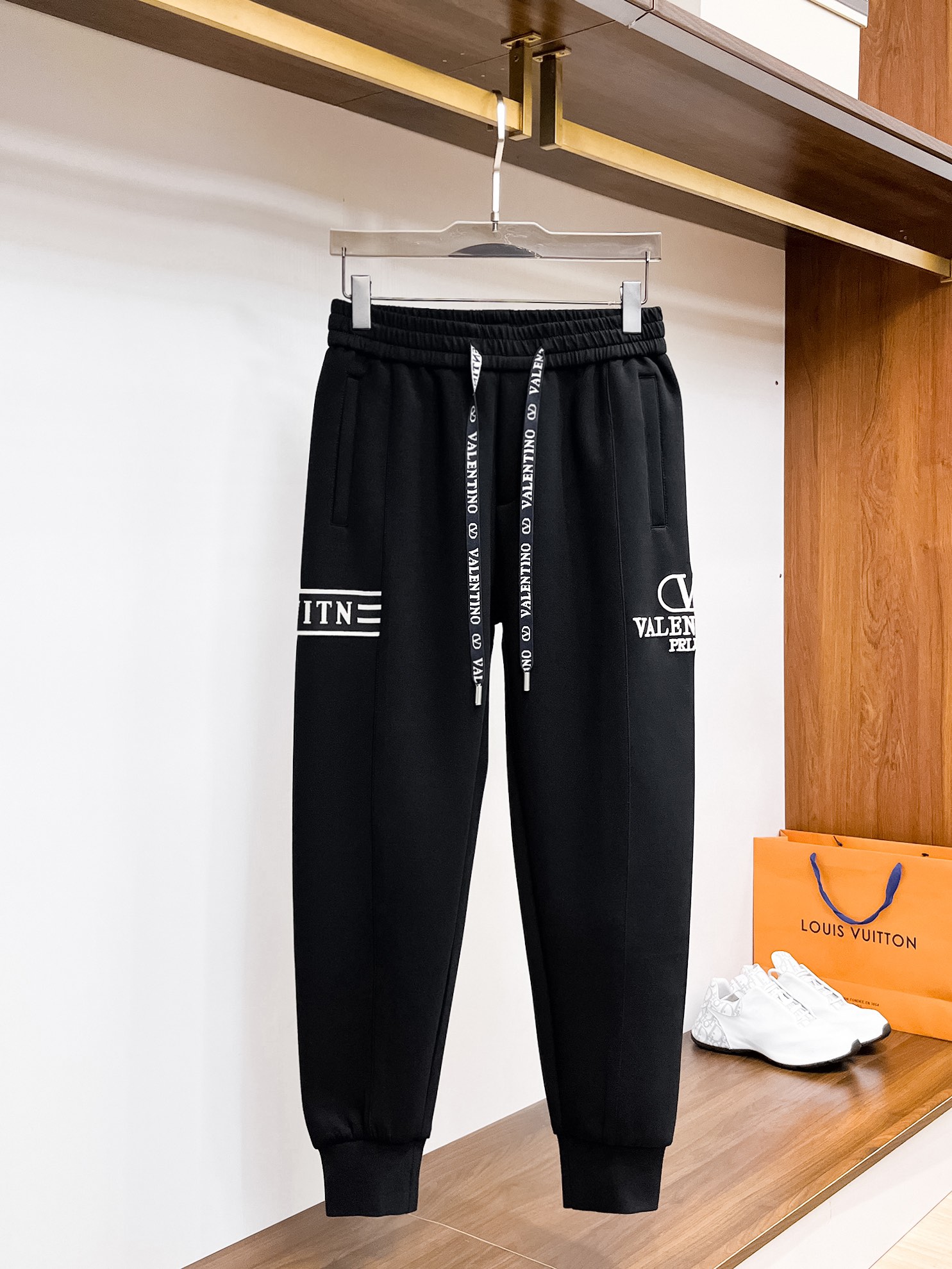 NO:514889,Valentino Top Products New Spring and Summer 2025 Leisure Pants!  The official website is released simultaneously. The brand's classic LOGO casual pants, customized fabric, excellent comfort, strong hand touch. Extremely recognizable, perfect quality craftsmanship. Size M-3XL, valentino, alexander wang19860909华伦天奴 顶级货品 2025春夏新款休闲裤！官网同步发售.品牌经典LOGO休闲裤 ,定制面料,舒适度极好,手触感强烈.辨识度极高,完美品相工艺. 尺码M-3XL,,valentino,alexander wang,Men's clothing