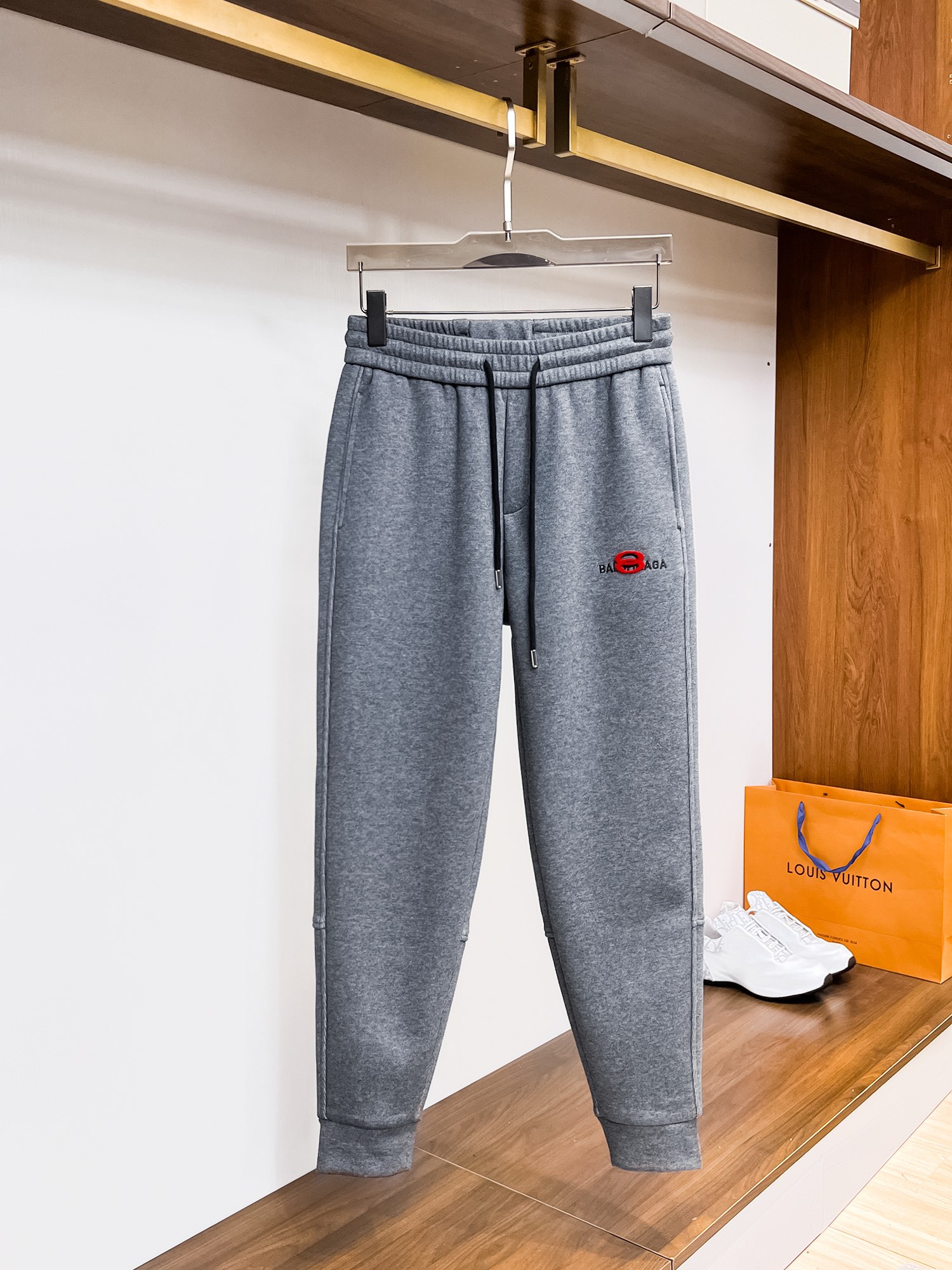 NO:514870,Balenciaga top-quality products 2025 spring and summer new casual pants!  The official website is released simultaneously. The brand's classic LOGO casual pants, customized fabric, excellent comfort, strong hand touch. Extremely recognizable, perfect quality craftsmanship. Size M-3XL, balenciaga, alexander wang19860909巴黎世家 顶级货品2025春夏新款休闲裤！官网同步发售.品牌经典LOGO休闲裤 ,定制面料,舒适度极好,手触感强烈.辨识度极高,完美品相工艺. 尺码M-3XL,,balenciaga,alexander wang,Men's clothing