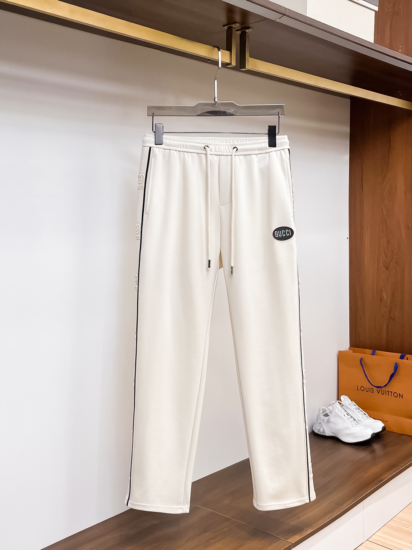 NO:514887,Guqi Top-notch products 2025 spring and summer new casual pants!  The official website is released simultaneously. The brand's classic LOGO casual pants, customized fabric, excellent comfort, strong hand touch. Extremely recognizable, perfect quality craftsmanship. Size M-3XL, alexander wang19860909古奇 顶级货品2025春夏新款休闲裤！官网同步发售.品牌经典LOGO休闲裤 ,定制面料,舒适度极好,手触感强烈.辨识度极高,完美品相工艺. 尺码M-3XL,,alexander wang,Men's clothing