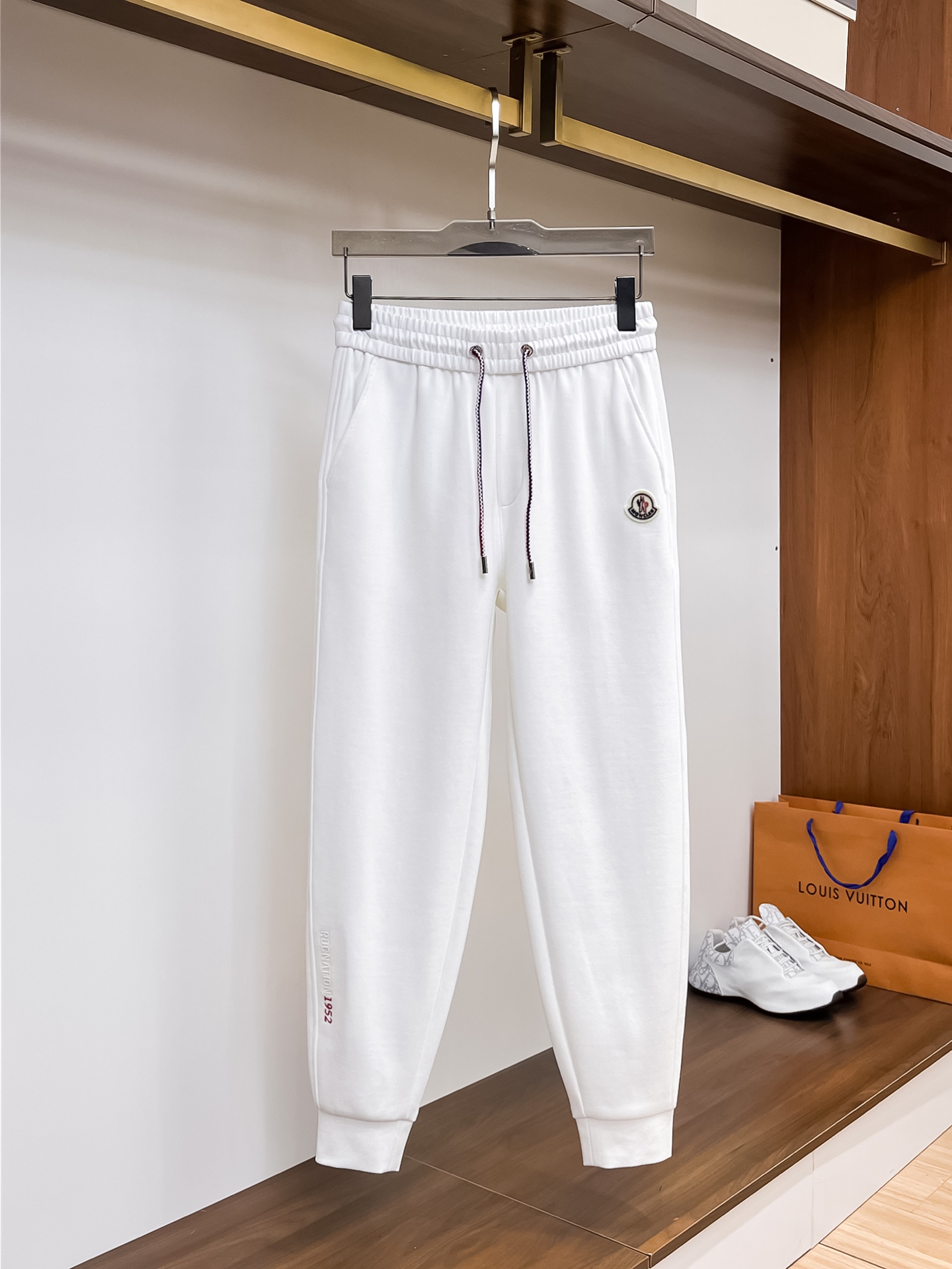 NO:514863,The top-quality products are 2025 spring and summer new casual pants!  The official website is released simultaneously. The brand's classic LOGO casual pants, customized fabric, excellent comfort, strong hand touch. Very high recognition, perfect quality craftsmanship. Size M-3XL, Moncler, alexander wang19860909蒙口 顶级货品2025春夏新款休闲裤！官网同步发售.品牌经典LOGO休闲裤 ,定制面料,舒适度极好,手触感强烈.辨识度极高,完美品相工艺. 尺码M-3XL,,Moncler,alexander wang,Men's clothing