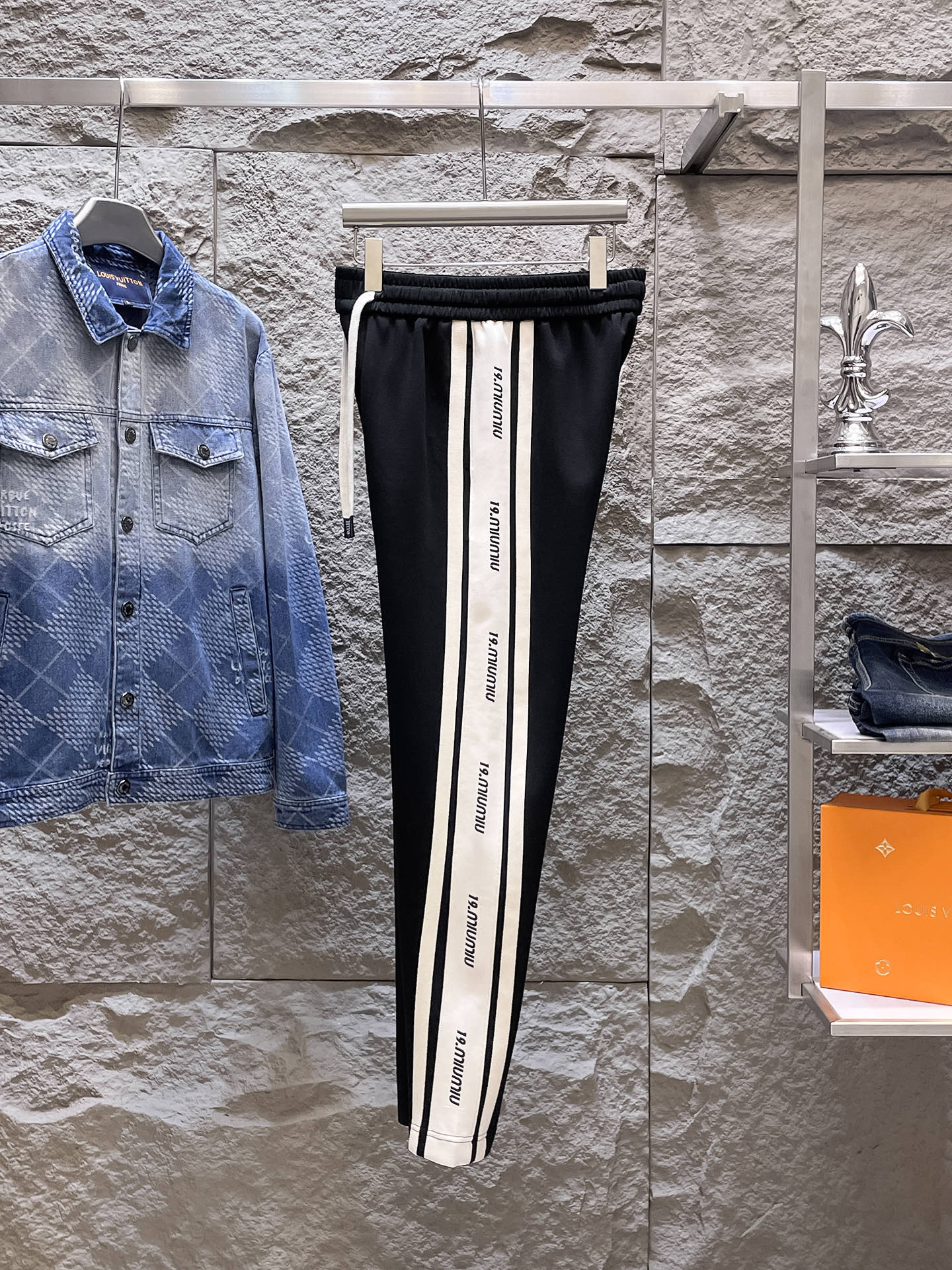   MIU  顶级货品🐮 🆕2025春夏新款休闲裤！官网同步发售。品牌经典LOGO休闲裤 ，定制面料，舒