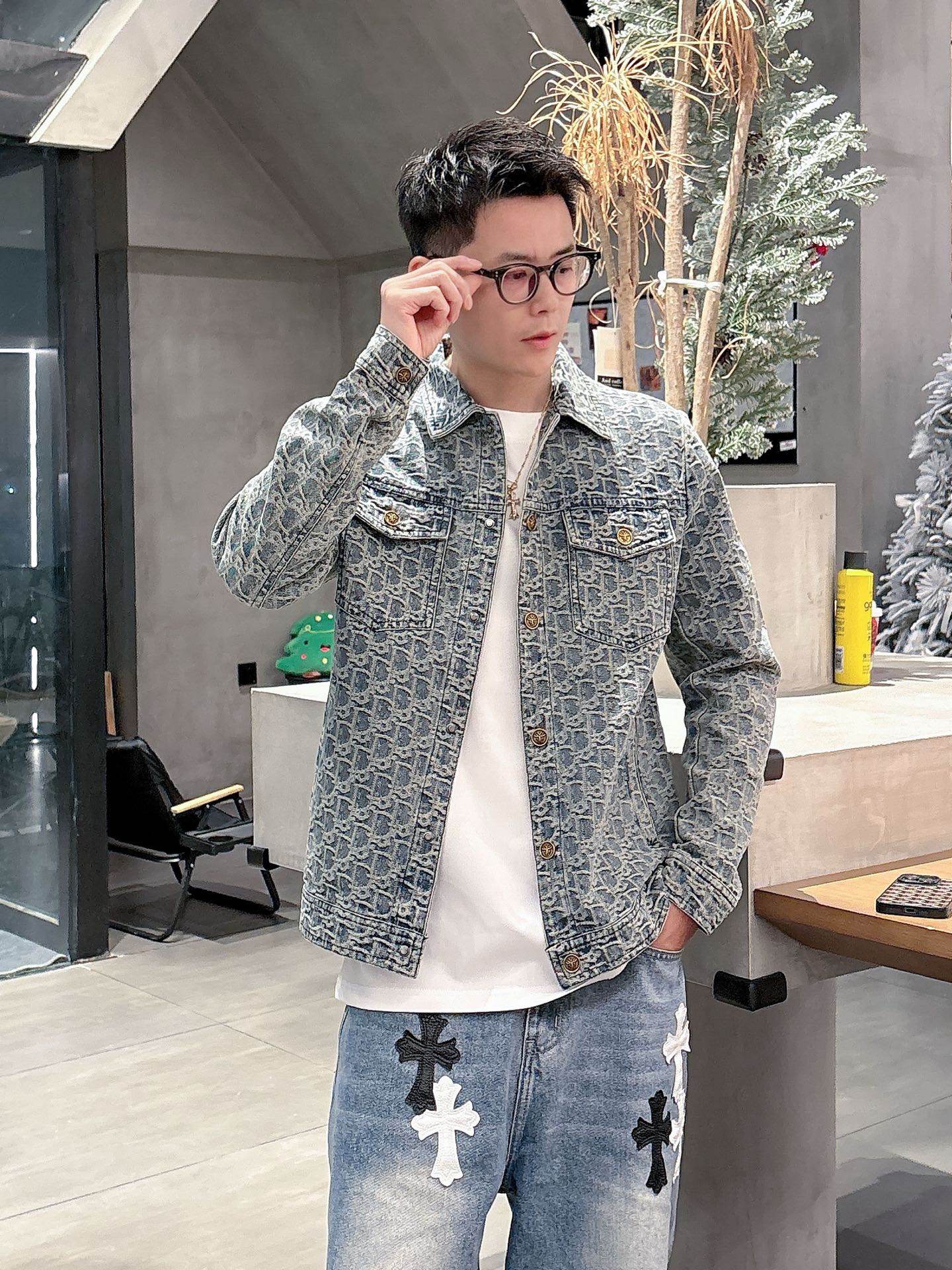 NO:572745,Dior top quality!  Autumn and winter official website counters are available at the same time, original orders, super stylish, customized original washed denim fabric, unique design, top-notch embroidery burnt-flower process letter pattern logo, original hardware accessories decoration, an extremely outstanding denim jacket, the materials and craftsmanship are extremely luxurious and exquisite, extremely high-grade, handsome and stylish upper body, recommended, counter size M-XXXL, dior, jackets & coats, jackets & coats, alexander wang19860909迪奥顶级品质！秋冬官网专柜同步有售,原单狠货,超级有范儿,定制原版水洗牛仔面料,独特设计,顶级刺绣烧花工艺字母图案logo,原版五金辅料装饰,极为翘楚的一款牛仔夹克外套,用料与工艺都极致奢华精湛,档次极高,上身帅气有型,推荐,专柜尺码M-XXXL,,dior,jackets & coats,jackets & coats,alexander wang,Men's clothing