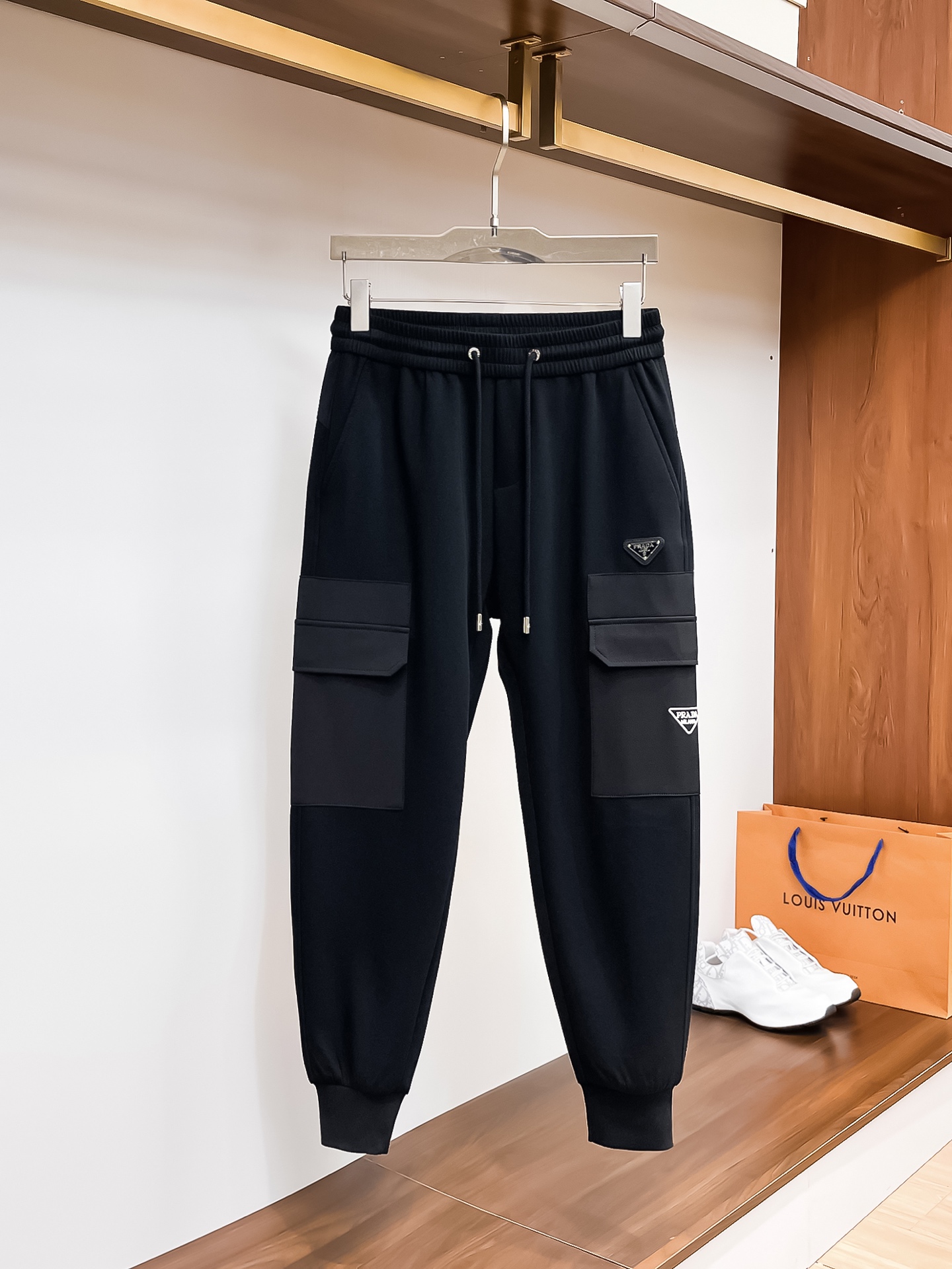 NO:514867,Prada Top-notch products 2025 spring and summer new casual pants!  The official website is released simultaneously. The brand's classic LOGO casual pants, customized fabric, excellent comfort, strong hand touch. Extremely recognizable, perfect quality craftsmanship. Size M-3XL, prada, alexander wang19860909普拉达 顶级货品2025春夏新款休闲裤！官网同步发售.品牌经典LOGO休闲裤 ,定制面料,舒适度极好,手触感强烈.辨识度极高,完美品相工艺. 尺码M-3XL,,prada,alexander wang,Men's clothing