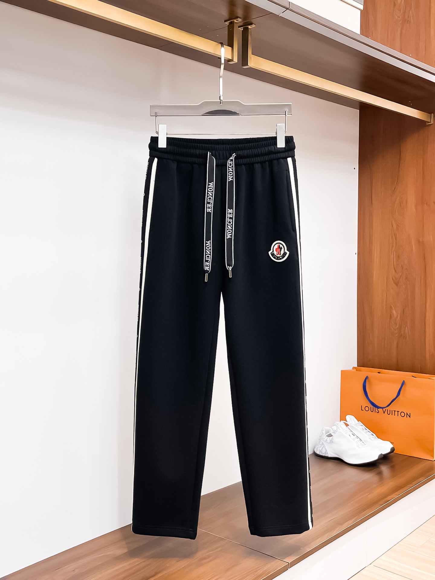 NO:514868,The top-quality products are 2025 spring and summer new casual pants!  The official website is released simultaneously. The brand's classic LOGO casual pants, customized fabric, excellent comfort, strong hand touch. Very high recognition, perfect quality craftsmanship. Size M-3XL, Moncler, alexander wang19860909蒙口 顶级货品2025春夏新款休闲裤！官网同步发售.品牌经典LOGO休闲裤 ,定制面料,舒适度极好,手触感强烈.辨识度极高,完美品相工艺. 尺码M-3XL,,Moncler,alexander wang,Men's clothing