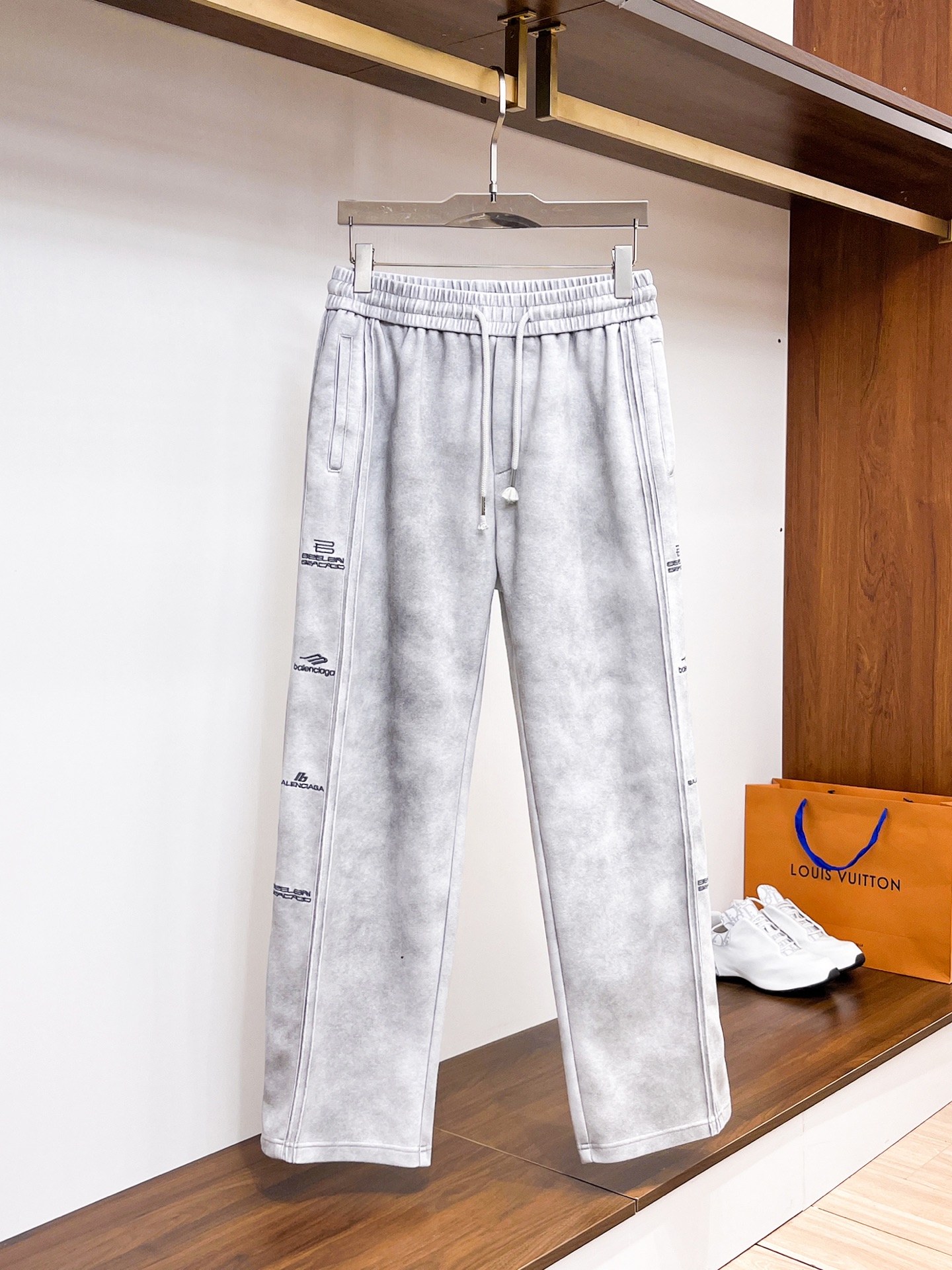 NO:514865,Balenciaga top-quality products 2025 spring and summer new casual pants!  The official website is released simultaneously. The brand's classic LOGO casual pants, customized fabric, excellent comfort, strong hand touch. Extremely recognizable, perfect quality craftsmanship. Size M-3XL, balenciaga, alexander wang19860909巴黎世家 顶级货品2025春夏新款休闲裤！官网同步发售.品牌经典LOGO休闲裤 ,定制面料,舒适度极好,手触感强烈.辨识度极高,完美品相工艺. 尺码M-3XL,,balenciaga,alexander wang,Men's clothing