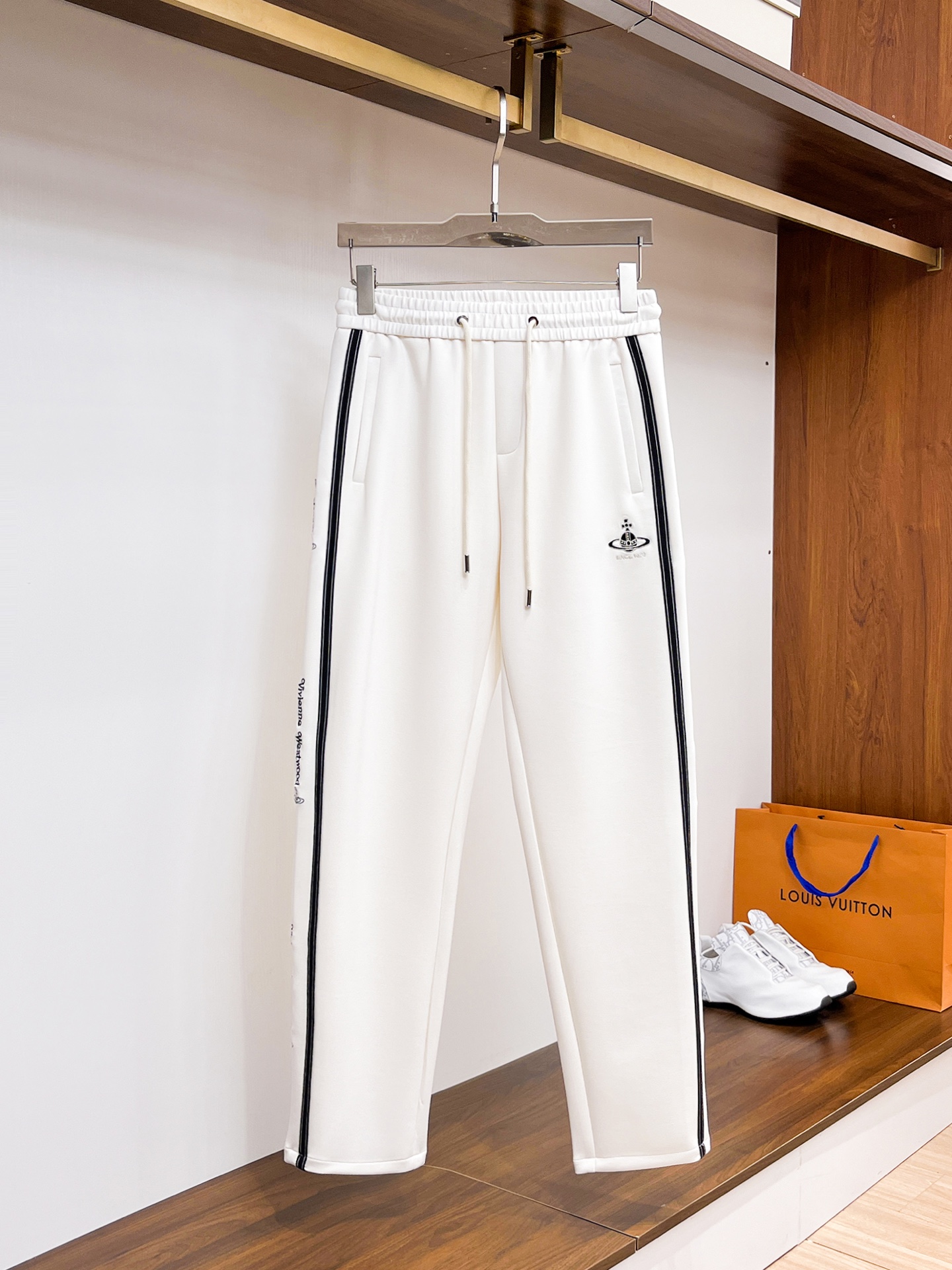 NO:514893,Queen Mother of the Cities, top-quality products, new spring and summer casual pants in 2025!  The official website is released simultaneously. The brand's classic LOGO casual pants, customized fabric, excellent comfort, strong hand touch. Extremely recognizable, perfect quality craftsmanship. Size M-3XL, alexander wang19860909西太后 顶级货品2025春夏新款休闲裤！官网同步发售.品牌经典LOGO休闲裤 ,定制面料,舒适度极好,手触感强烈.辨识度极高,完美品相工艺. 尺码M-3XL,,alexander wang,Men's clothing