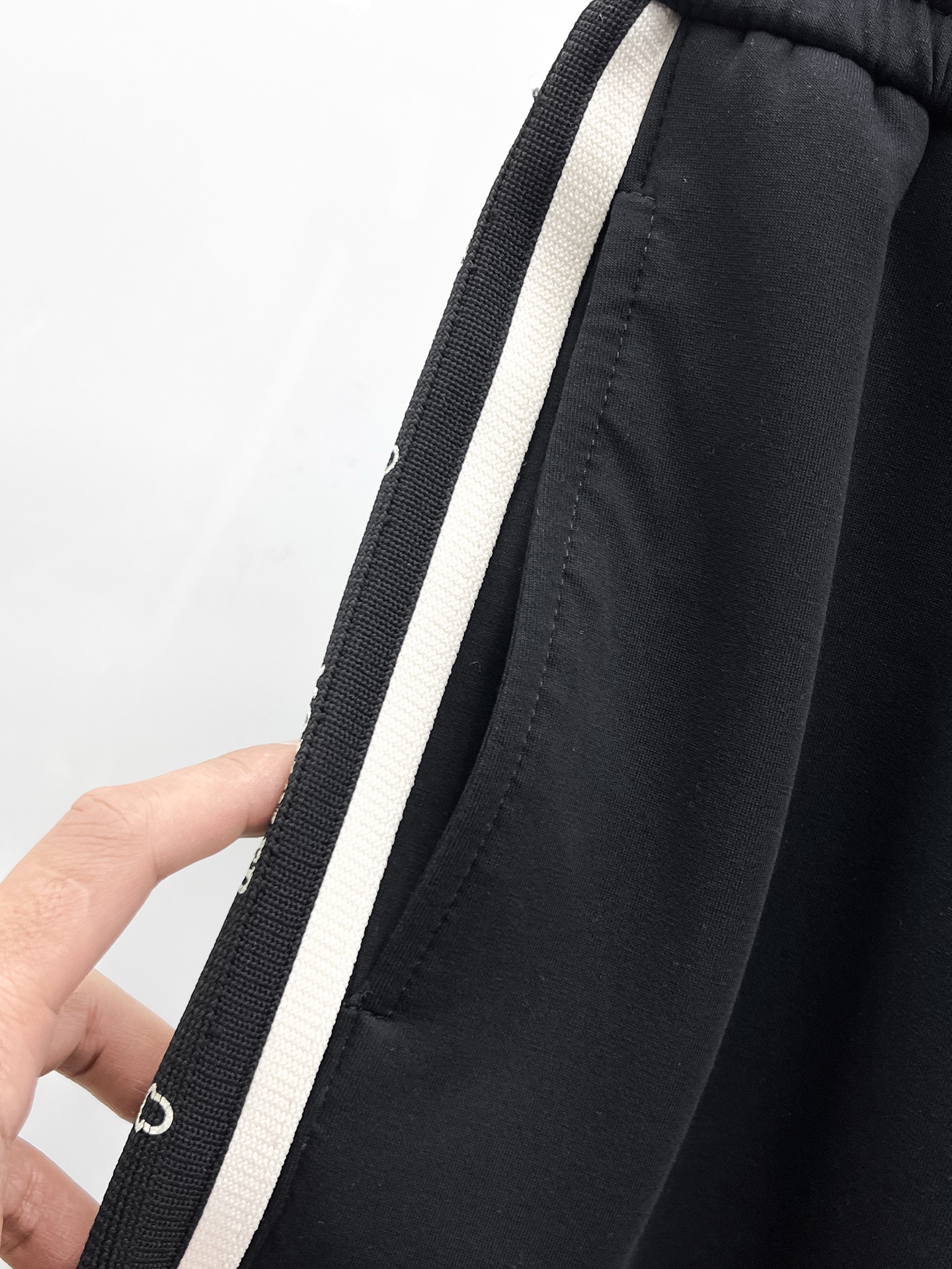 “New Summer Pants: Classic Logo Leisure Pants with Custom Fabrics for Great Comfort” - 图片 5