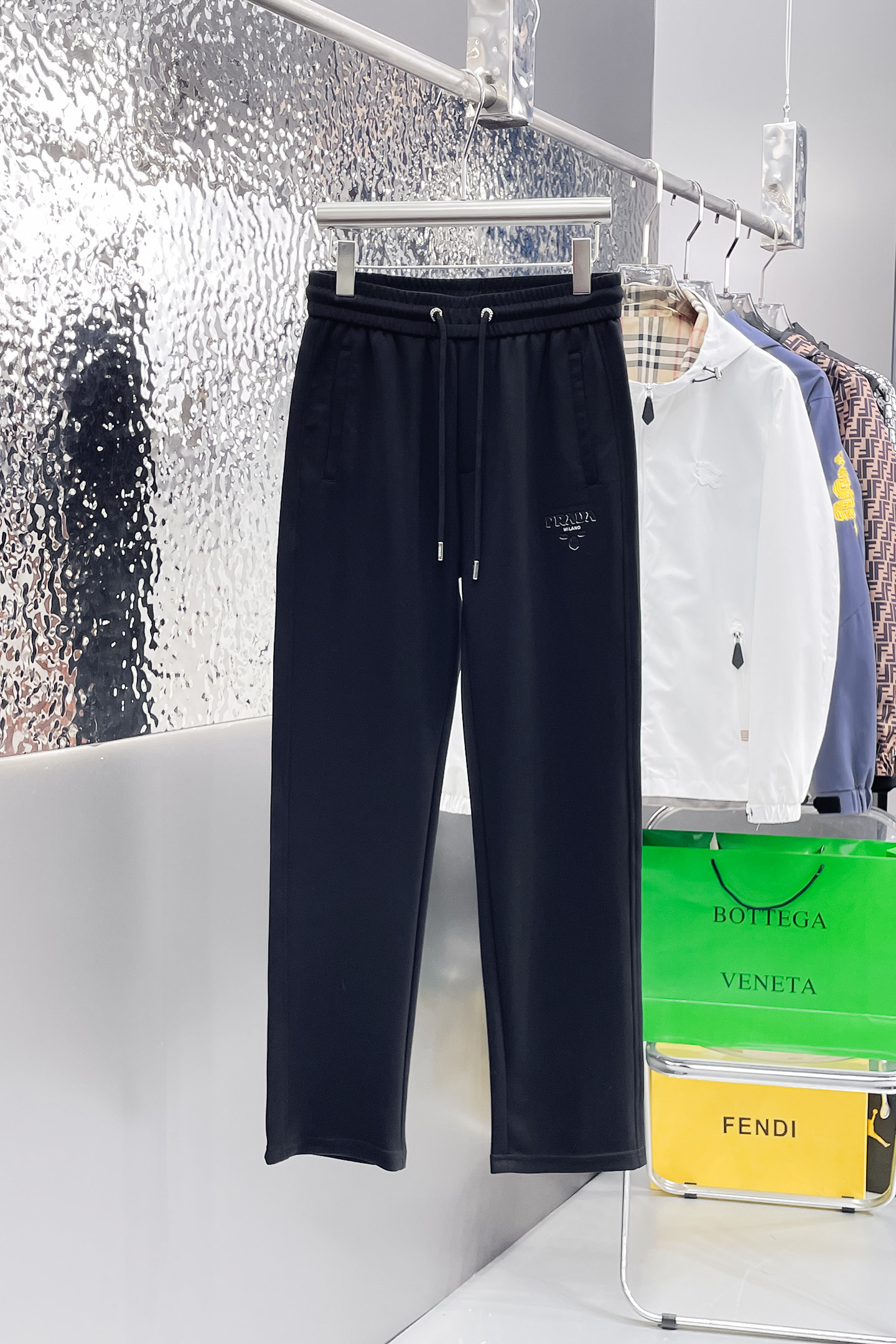 NO:515973,Prada Top Products New Spring and Summer 2025 Leisure Pants!  The official website is released simultaneously. The brand's classic LOGO casual pants, customized fabric, excellent comfort, strong hand touch. Extremely recognizable, perfect quality craftsmanship. Size M-3XL, prada, alexander wang19860909普拉达 顶级货品 2025春夏新款休闲裤！官网同步发售.品牌经典LOGO休闲裤 ,定制面料,舒适度极好,手触感强烈.辨识度极高,完美品相工艺. 尺码M-3XL,,prada,alexander wang,Men's clothing