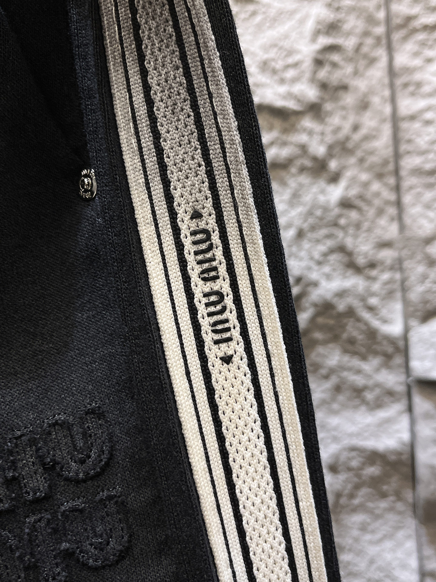   MIU  顶级货品🐮 🆕2025春夏新款休闲裤！官网同步发售。品牌经典LOGO休闲裤 ，定制面料，舒