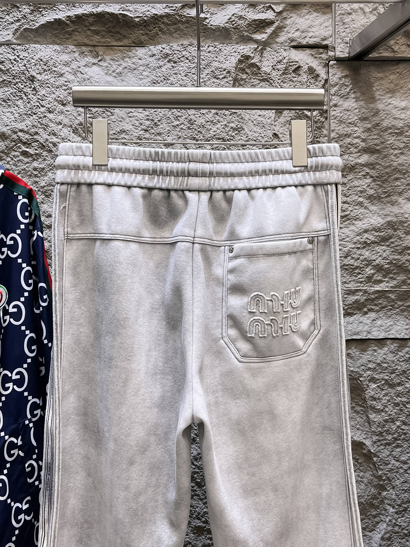   MIU  顶级货品🐮 🆕2025春夏新款休闲裤！官网同步发售。品牌经典LOGO休闲裤 ，定制面料，舒