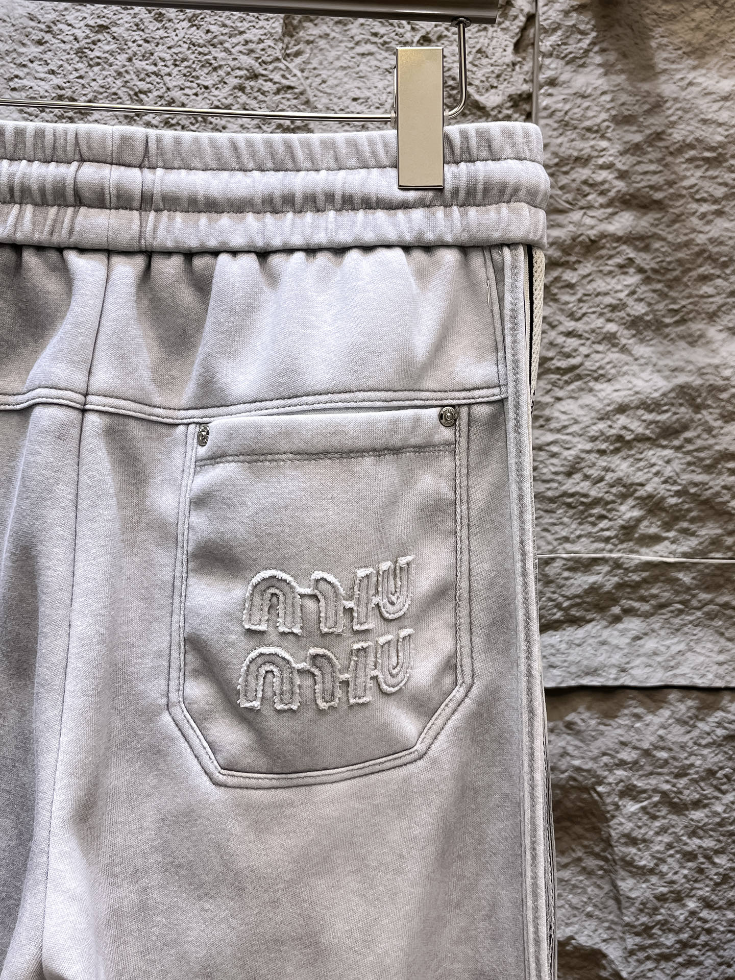   MIU  顶级货品🐮 🆕2025春夏新款休闲裤！官网同步发售。品牌经典LOGO休闲裤 ，定制面料，舒