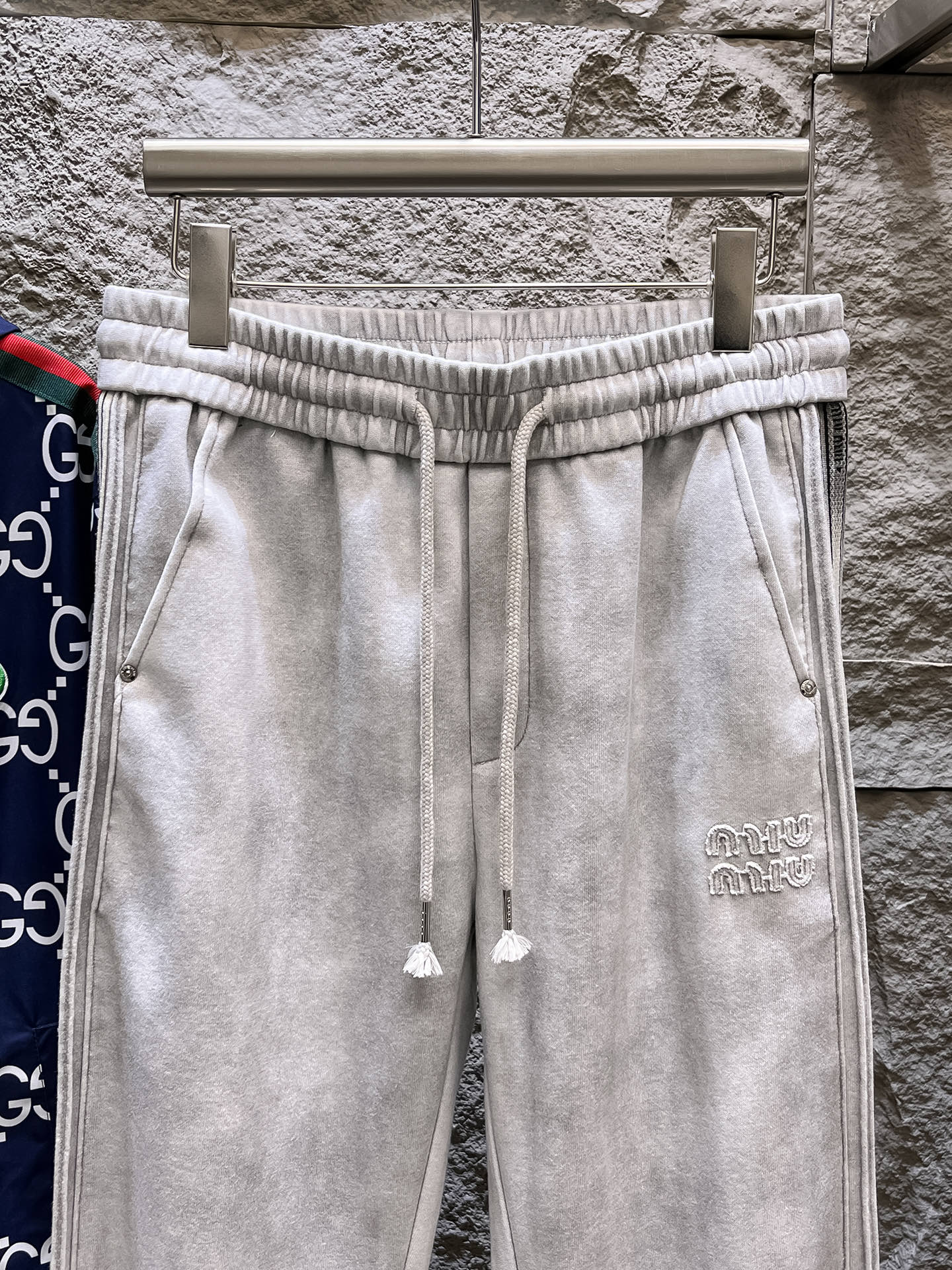   MIU  顶级货品🐮 🆕2025春夏新款休闲裤！官网同步发售。品牌经典LOGO休闲裤 ，定制面料，舒