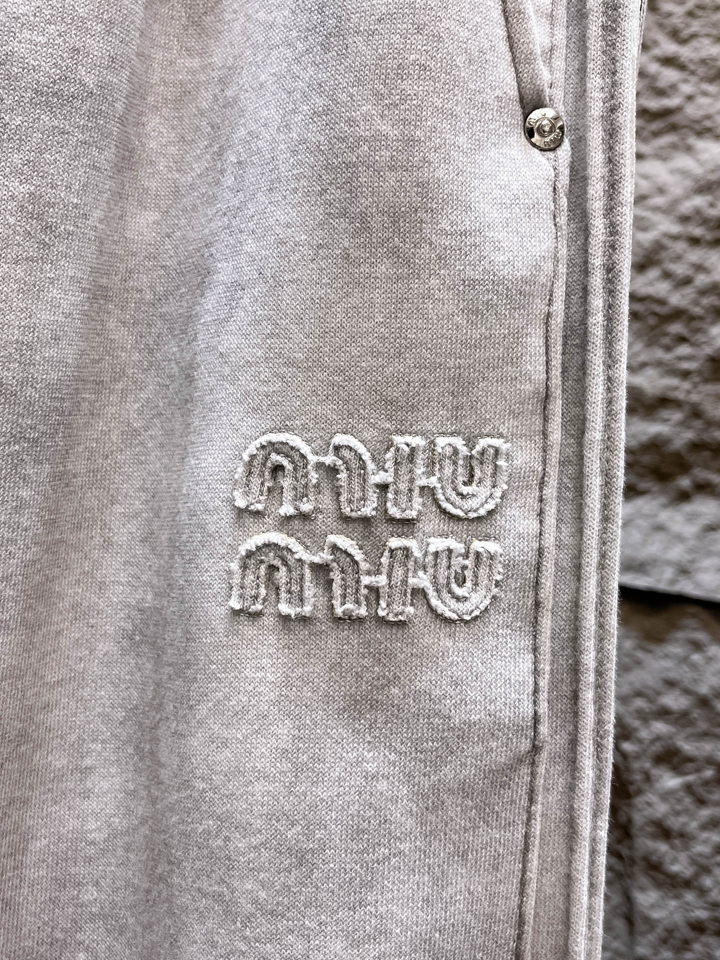   MIU  顶级货品🐮 🆕2025春夏新款休闲裤！官网同步发售。品牌经典LOGO休闲裤 ，定制面料，舒