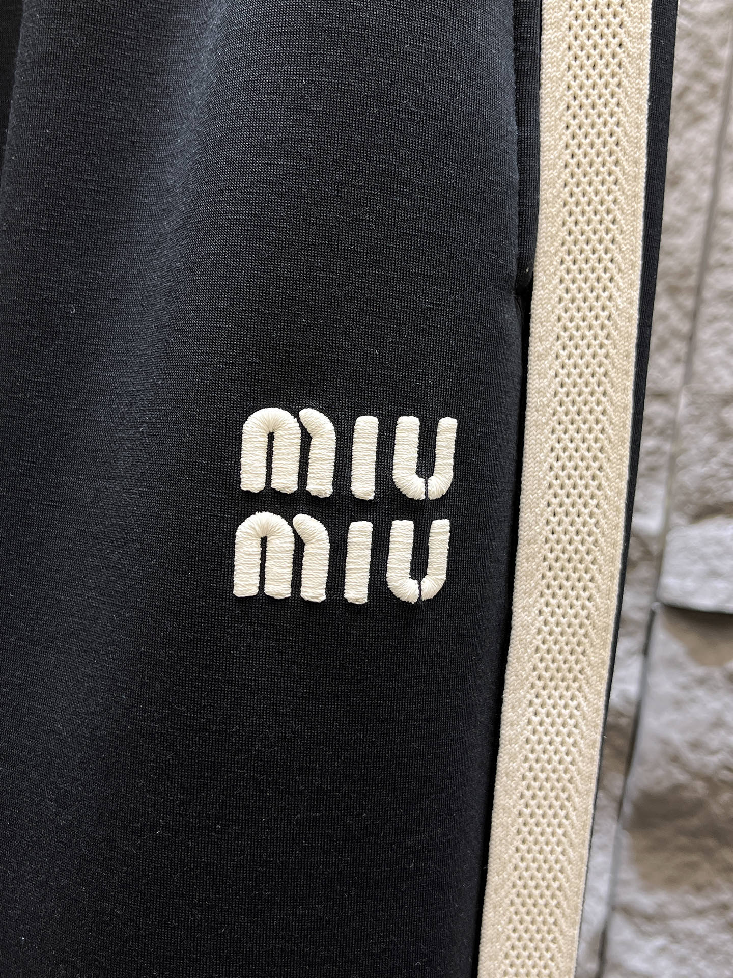   MIU  顶级货品🐮 🆕2025春夏新款休闲裤！官网同步发售。品牌经典LOGO休闲裤 ，定制面料，舒