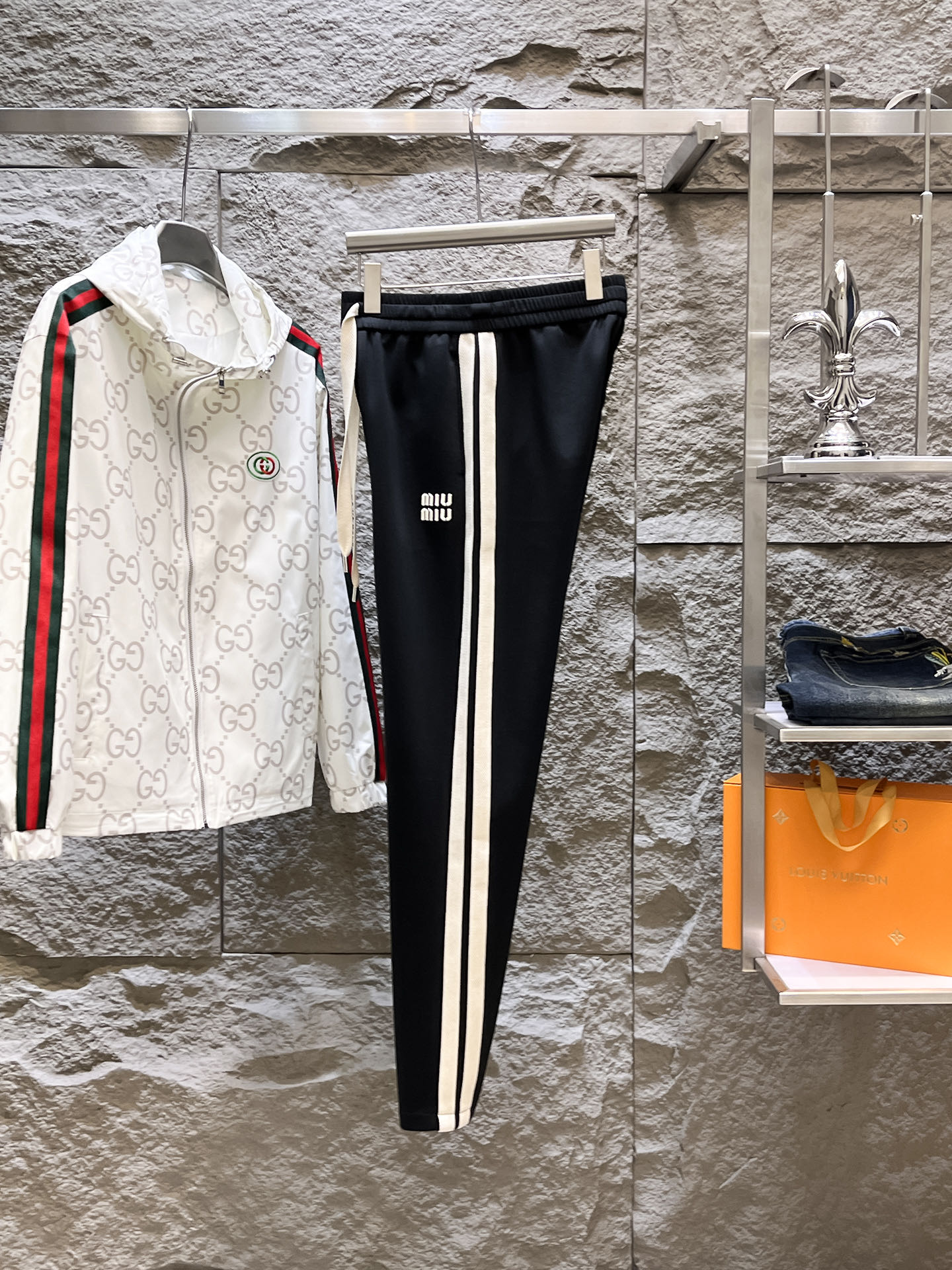   MIU  顶级货品🐮 🆕2025春夏新款休闲裤！官网同步发售。品牌经典LOGO休闲裤 ，定制面料，舒