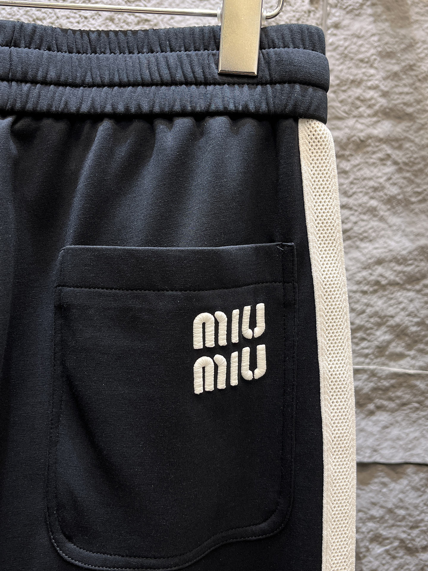   MIU  顶级货品🐮 🆕2025春夏新款休闲裤！官网同步发售。品牌经典LOGO休闲裤 ，定制面料，舒