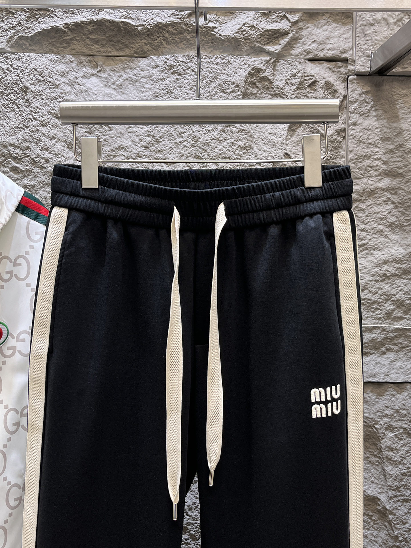   MIU  顶级货品🐮 🆕2025春夏新款休闲裤！官网同步发售。品牌经典LOGO休闲裤 ，定制面料，舒