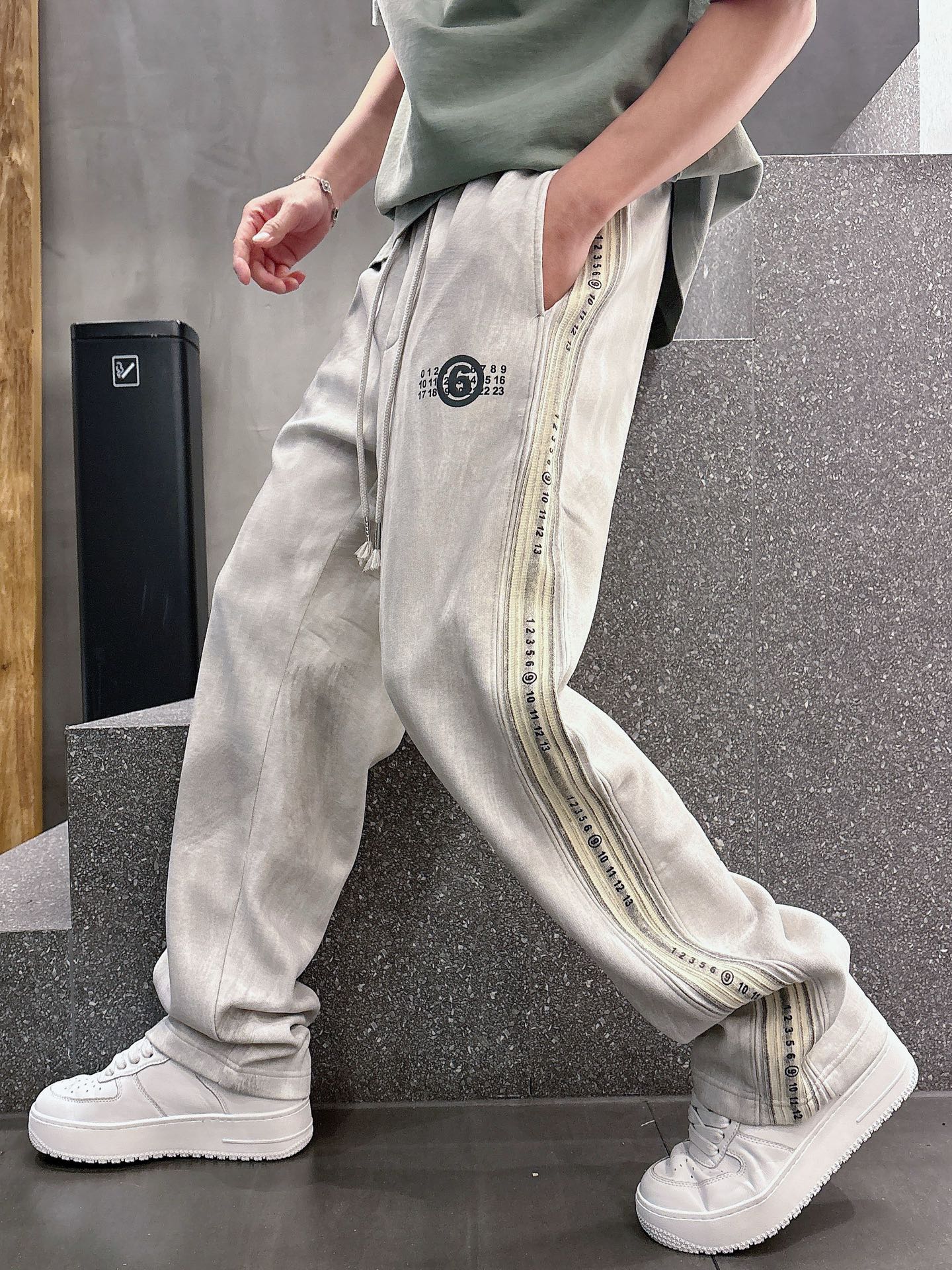 NO:141411,Majila Top-notch products 2025 spring and summer new casual pants!  The official website is released simultaneously. The brand's classic LOGO casual pants, customized fabric, excellent comfort and strong hand touch. Very high recognition and perfect quality craftsmanship. Size M-3XL,,masion margiela,alexander wang19860909马吉拉 顶级货品 2025春夏新款休闲裤！官网同步发售.品牌经典LOGO休闲裤 ,定制面料,舒适度极好,手触感强烈.辨识度极高,完美品相工艺. 尺码M-3XL,,masion margiela,alexander wang,Men's clothing