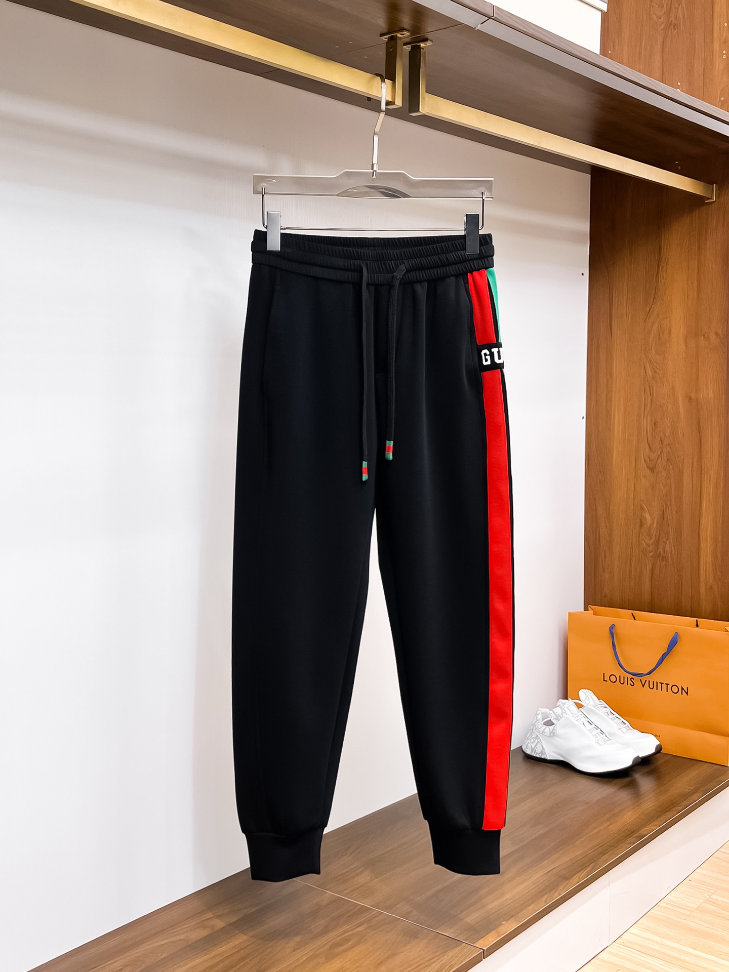 NO:514891,Guqi Top-notch products 2025 spring and summer new casual pants!  The official website is released simultaneously. The brand's classic LOGO casual pants, customized fabric, excellent comfort, strong hand touch. Extremely recognizable, perfect quality craftsmanship. Size M-3XL, alexander wang19860909古奇 顶级货品2025春夏新款休闲裤！官网同步发售.品牌经典LOGO休闲裤 ,定制面料,舒适度极好,手触感强烈.辨识度极高,完美品相工艺. 尺码M-3XL,,alexander wang,Men's clothing