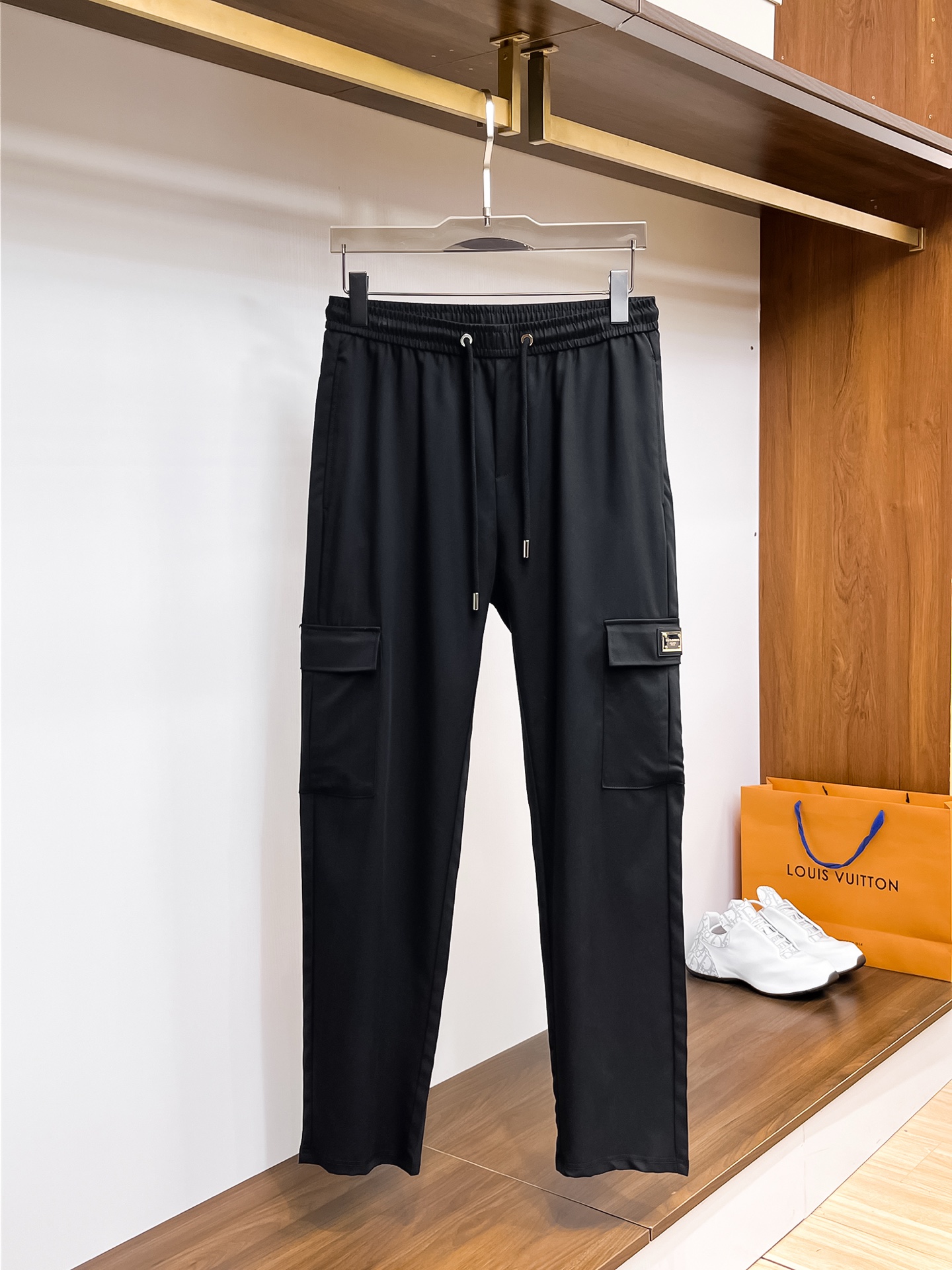 NO:514874,DG's top-quality products 2025 spring and summer new casual pants!  The official website is released simultaneously. The brand's classic LOGO casual pants, customized fabric, excellent comfort, strong hand touch. Extremely recognizable, perfect quality craftsmanship. Size M-3XL, alexander wang19860909DG 顶级货品2025春夏新款休闲裤！官网同步发售.品牌经典LOGO休闲裤 ,定制面料,舒适度极好,手触感强烈.辨识度极高,完美品相工艺. 尺码M-3XL,,alexander wang,Men's clothing