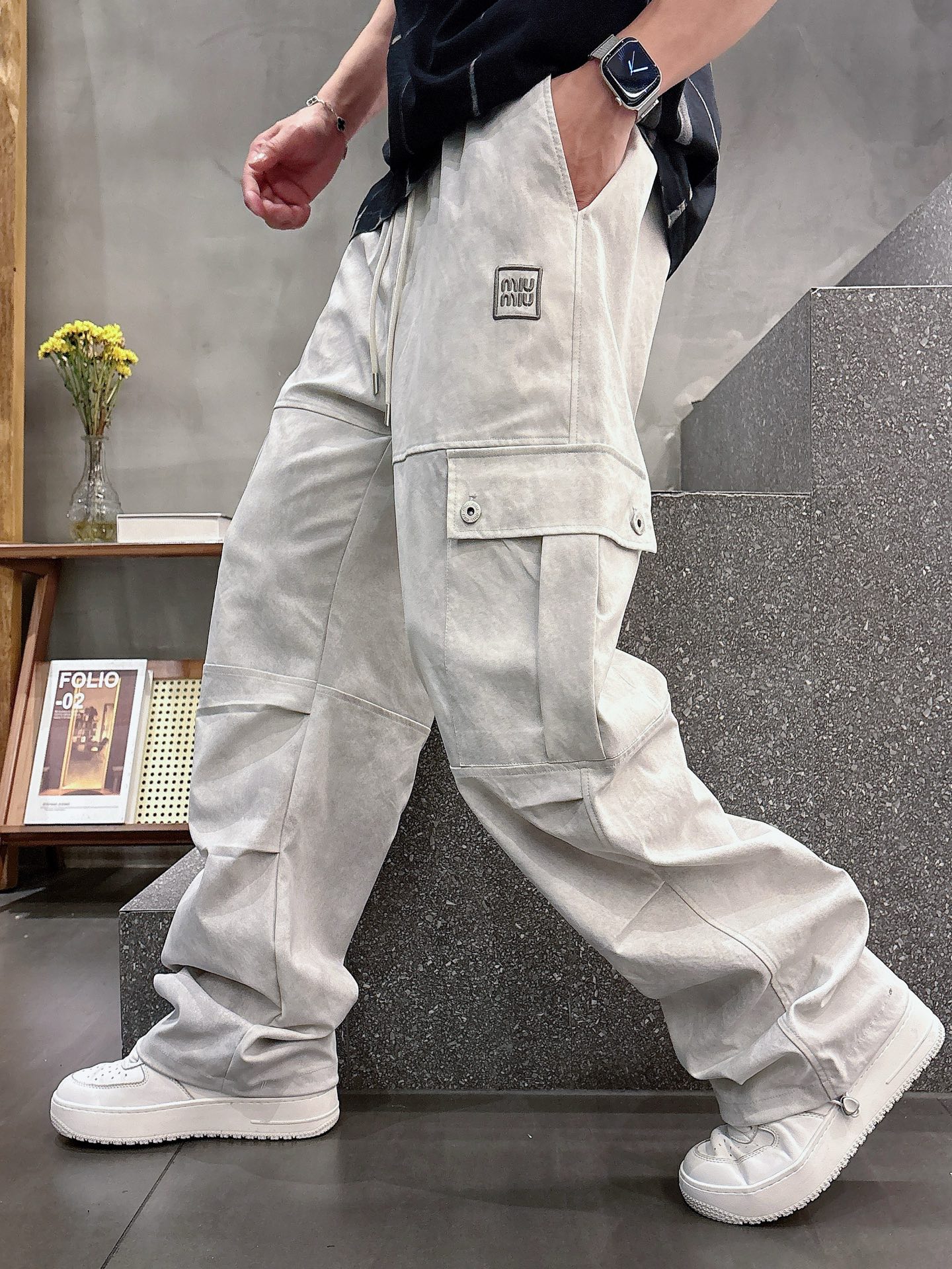 NO:141478,MIU Top Products New Spring and Summer 2025 Leisure Pants!  The official website is released simultaneously. The brand's classic LOGO casual pants, customized fabric, excellent comfort, strong hand touch. Very high recognition, perfect quality craftsmanship. Size M-3XL,,miumiu,alexander wang19860909MIU 顶级货品 2025春夏新款休闲裤！官网同步发售.品牌经典LOGO休闲裤 ,定制面料,舒适度极好,手触感强烈.辨识度极高,完美品相工艺. 尺码M-3XL,,miumiu,alexander wang,Men's clothing