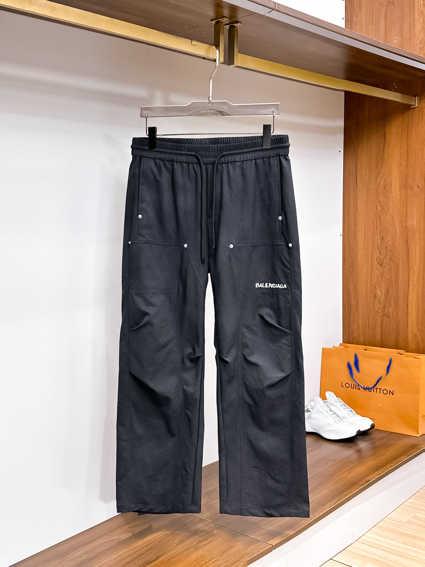 NO:514862,Balenciaga top-quality products 2025 spring and summer new casual pants!  The official website is released simultaneously. The brand's classic LOGO casual pants, customized fabric, excellent comfort, strong hand touch. Extremely recognizable, perfect quality craftsmanship. Size M-3XL, balenciaga, alexander wang19860909巴黎世家 顶级货品2025春夏新款休闲裤！官网同步发售.品牌经典LOGO休闲裤 ,定制面料,舒适度极好,手触感强烈.辨识度极高,完美品相工艺. 尺码M-3XL,,balenciaga,alexander wang,Men's clothing