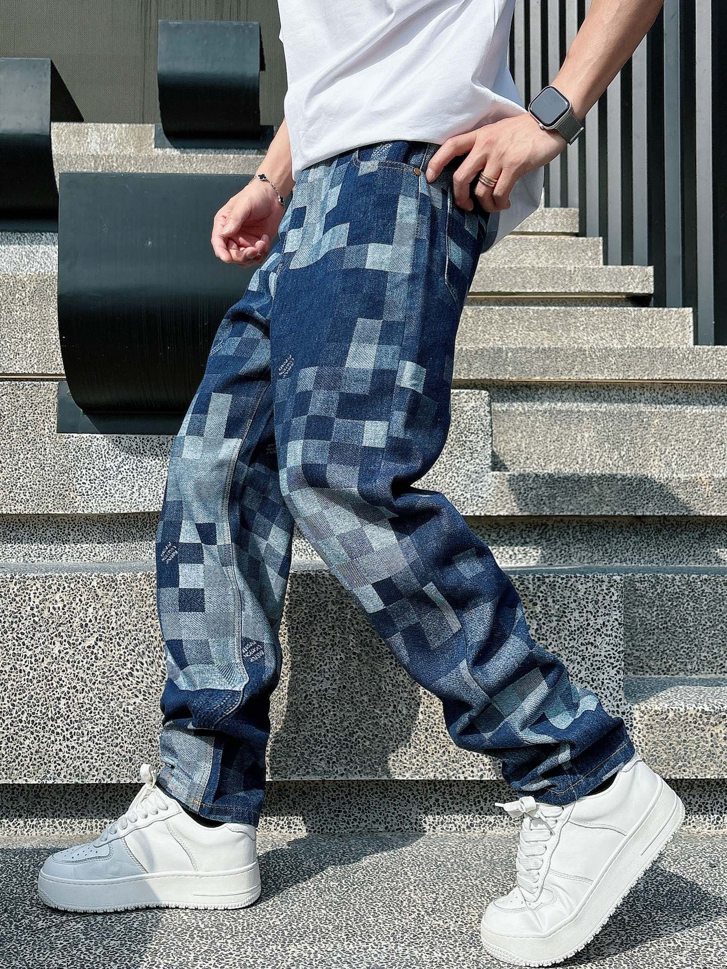 NO:565248,LV2025 new product, original jeans, made by original heavy industry, brand classic LOGO design, complete with three standards!  Original hardware accessories. Customized denim fabrics at the counter, completely matched to the counter. You are welcome to try it on at the counter before buying. Don’t be afraid of comparing good products. Size 30-36 (35), Louis Vuitton, Jeans, Alexander Wang19860909LV2025新品,原单牛仔裤 原版重工打造,品牌经典LOGO设计,三标齐全！原版五金辅料.专柜定制牛仔面料,完全对版专柜,欢迎专柜试穿后再购买,好货不怕比.码数30-36（35）,,louis vuitton,jeans,alexander wang,Men's clothing