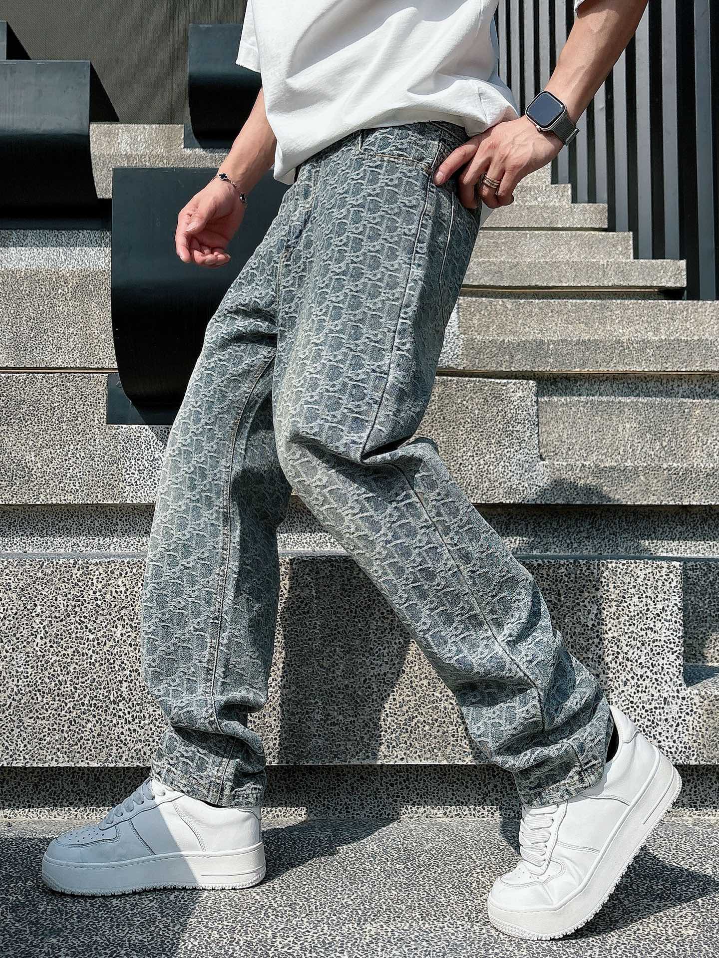 NO:565265,Dior's 2025 new product, original jeans, made by original heavy industry, brand classic LOGO design, complete with three standards!  Original hardware accessories. Customized denim fabrics at the counter, completely matched to the counter. You are welcome to try it on at the counter before buying. Don’t be afraid of comparing good products. Size 30-36 (35), dior, jeans, alexander wang19860909迪奥2025新品,原单牛仔裤 原版重工打造,品牌经典LOGO设计,三标齐全！原版五金辅料.专柜定制牛仔面料,完全对版专柜,欢迎专柜试穿后再购买,好货不怕比.码数30-36（35）,,dior,jeans,alexander wang,Men's clothing