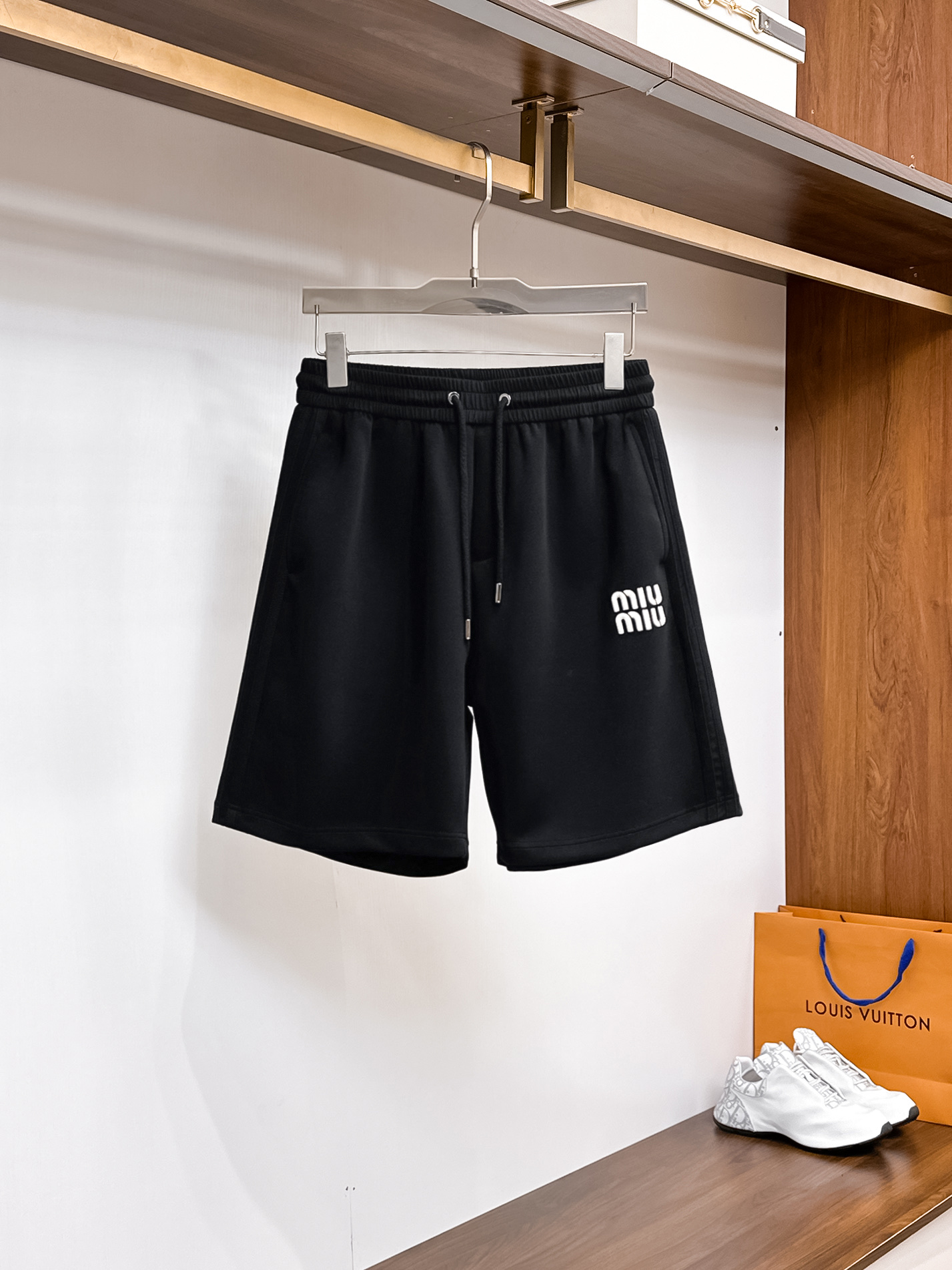 MIU  顶级货品🐮🆕2025夏季新款休闲短裤！官网同步发售。...