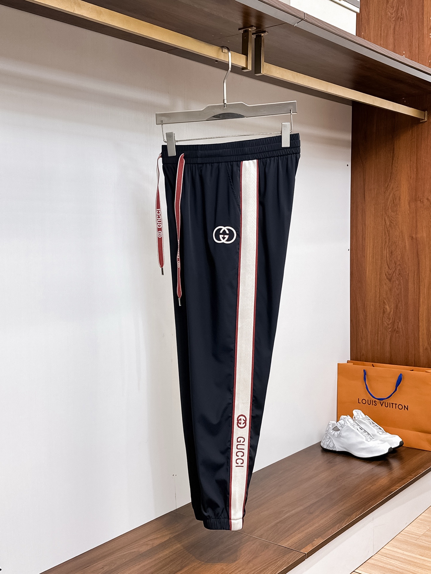 NO:514864,Guqi Top-notch products 2025 spring and summer new casual pants!  The official website is released simultaneously. The brand's classic LOGO casual pants, customized fabric, excellent comfort, strong hand touch. Extremely recognizable, perfect quality craftsmanship. Size M-3XL, alexander wang19860909古奇 顶级货品2025春夏新款休闲裤！官网同步发售.品牌经典LOGO休闲裤 ,定制面料,舒适度极好,手触感强烈.辨识度极高,完美品相工艺. 尺码M-3XL,,alexander wang,Men's clothing