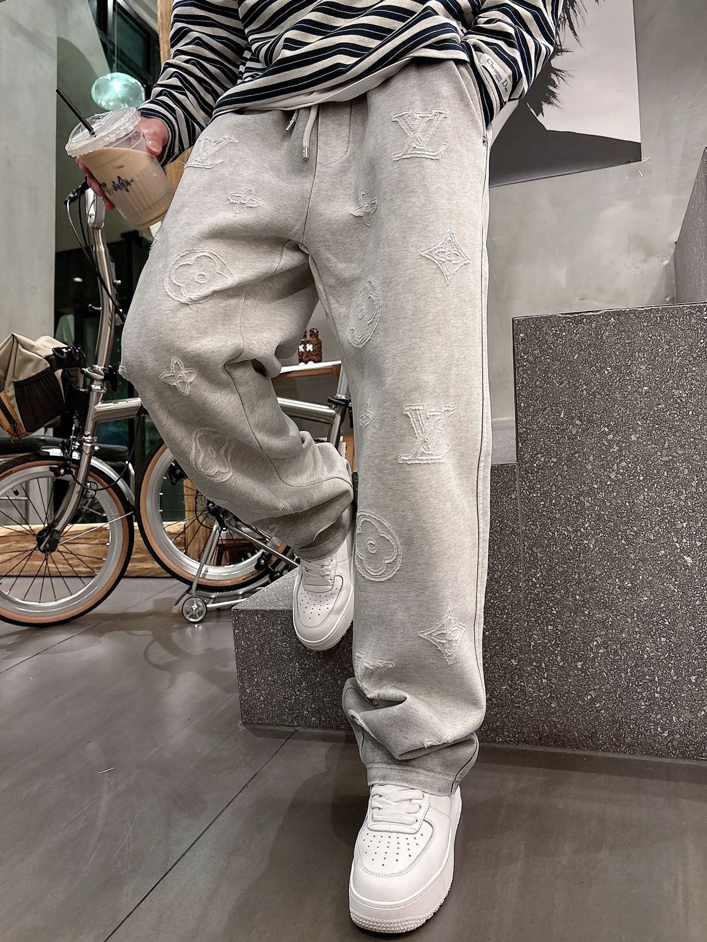 NO:527714,LV top-quality products New autumn and winter casual pants!  The official website is released simultaneously. The brand's classic LOGO casual pants, customized fabric, excellent comfort, strong hand touch. Extremely recognizable, perfect quality craftsmanship. Size M-3XL,,louis vuitton,alexander wang19860909LV 顶级货品 秋冬新款休闲裤！官网同步发售.品牌经典LOGO休闲裤 ,定制面料,舒适度极好,手触感强烈.辨识度极高,完美品相工艺. 尺码M-3XL,,louis vuitton,alexander wang,Men's clothing