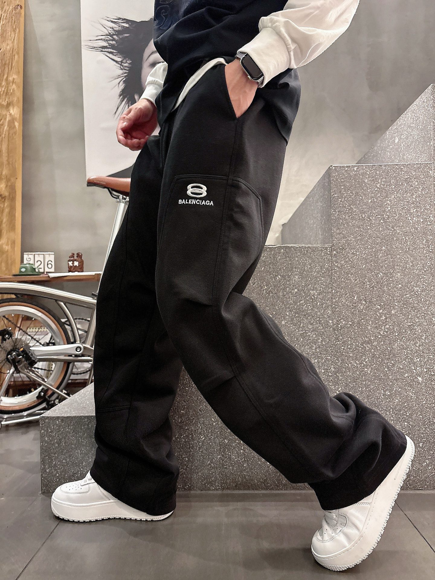 NO:527719,Balenciaga Top products New autumn and winter casual pants!  The official website is released simultaneously. The brand's classic LOGO casual pants, customized fabric, excellent comfort, strong hand touch. Extremely recognizable, perfect quality craftsmanship. Size M-3XL, balenciaga, alexander wang19860909巴黎世家 顶级货品 秋冬新款休闲裤！官网同步发售.品牌经典LOGO休闲裤 ,定制面料,舒适度极好,手触感强烈.辨识度极高,完美品相工艺. 尺码M-3XL,,balenciaga,alexander wang,Men's clothing