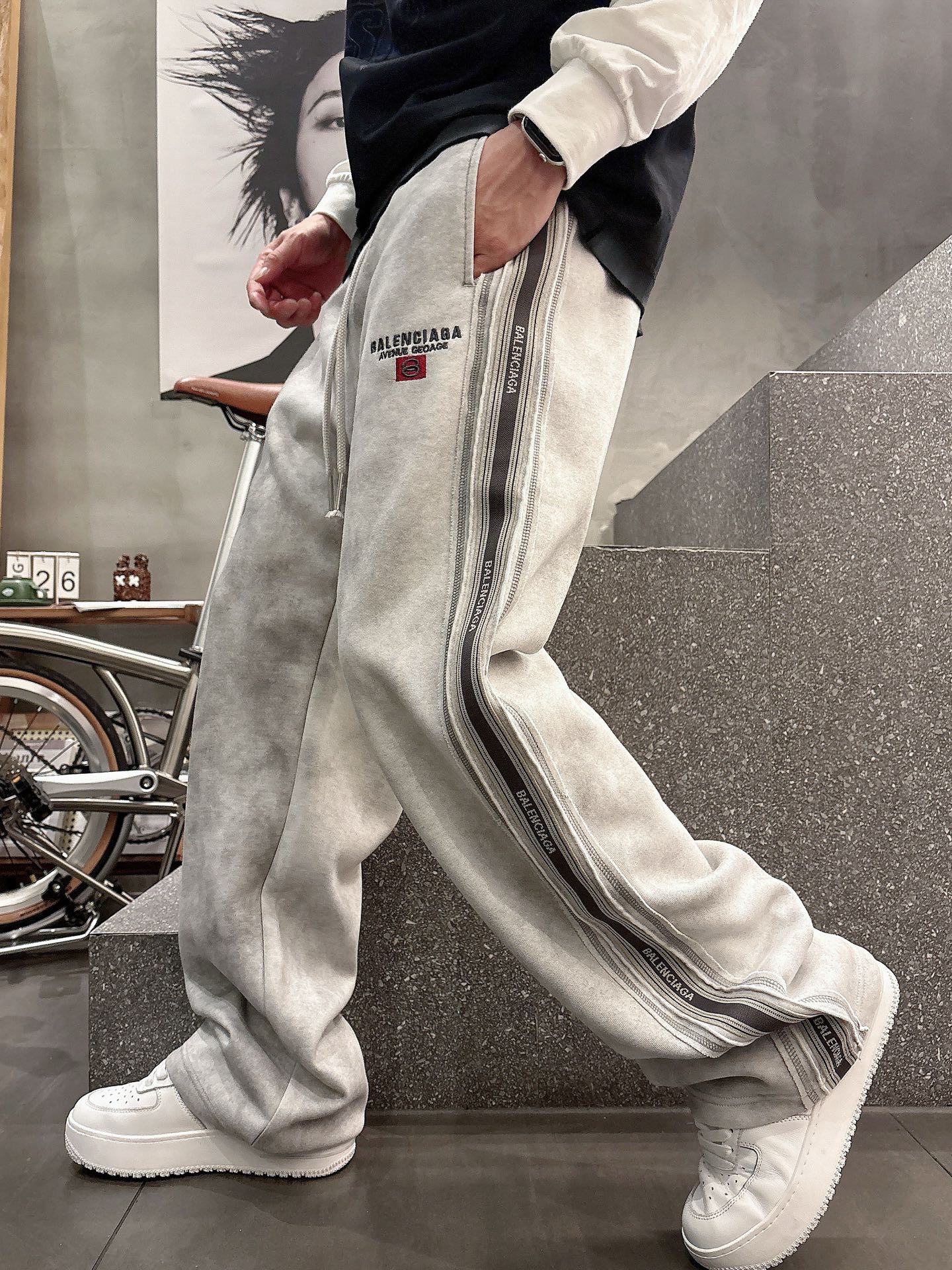 NO:527710,Balenciaga Top products New autumn and winter casual pants!  The official website is released simultaneously. The brand's classic LOGO casual pants, customized fabric, excellent comfort, strong hand touch. Extremely recognizable, perfect quality craftsmanship. Size M-3XL, balenciaga, alexander wang19860909巴黎世家 顶级货品 秋冬新款休闲裤！官网同步发售.品牌经典LOGO休闲裤 ,定制面料,舒适度极好,手触感强烈.辨识度极高,完美品相工艺. 尺码M-3XL,,balenciaga,alexander wang,Men's clothing