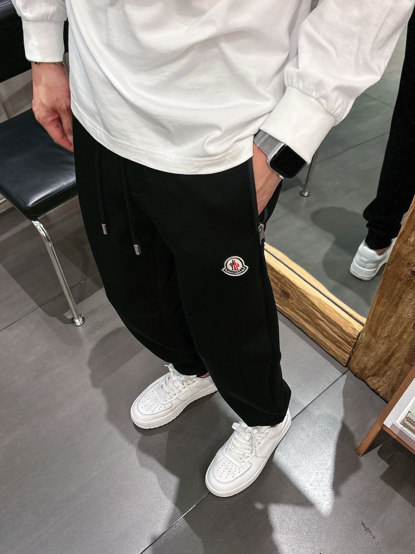 Moncler Classic Logo Track Pants: Comfort & Style for Autumn/Winter 7 i1756799372989 6792 0 1