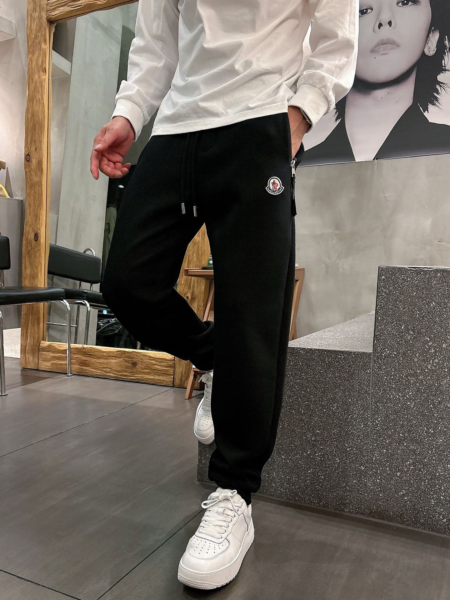 Moncler Classic Logo Track Pants: Comfort & Style for Autumn/Winter 8 i1756799373017 8461 0 5