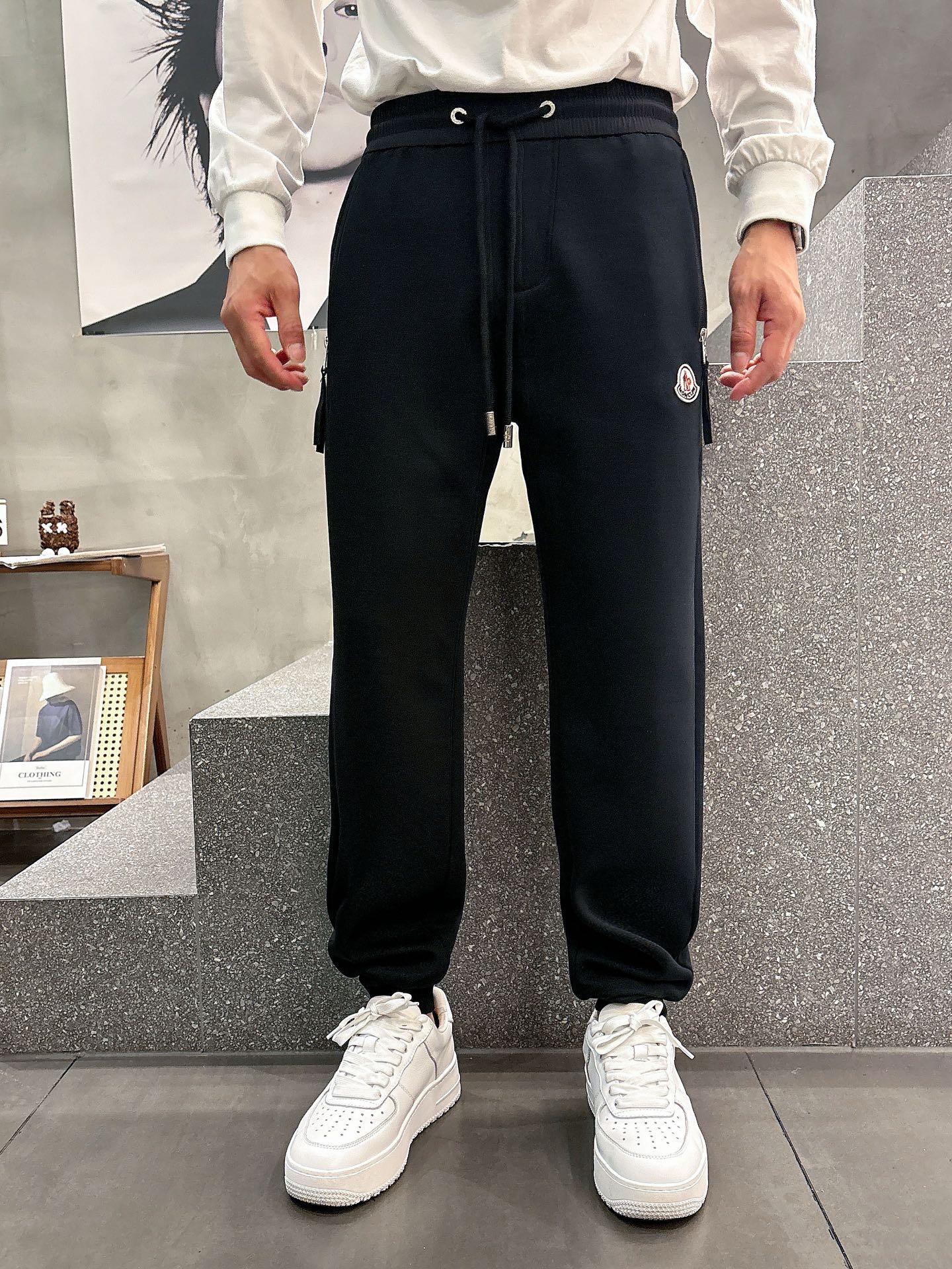 Moncler Classic Logo Track Pants: Comfort & Style for Autumn/Winter 10 i1756799378911 4213 0 3