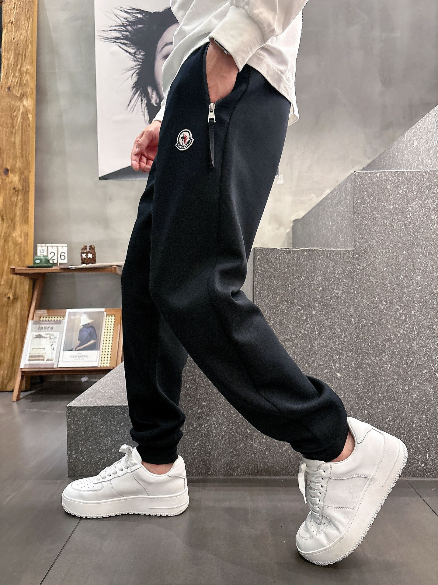 Moncler Classic Logo Track Pants: Comfort & Style for Autumn/Winter 3 i1756799379011 1058 0 6