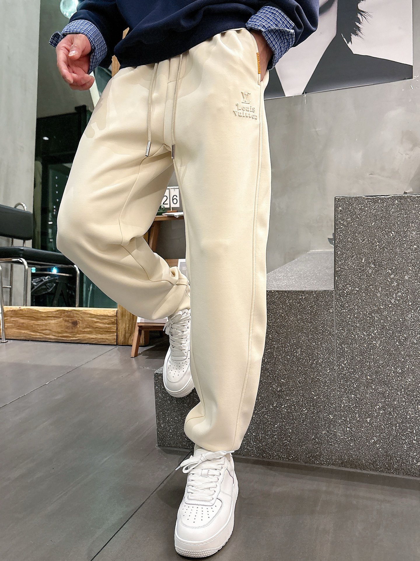 NO:527702,LV top-quality products New autumn and winter casual pants!  The official website is released simultaneously. The brand's classic LOGO casual pants, customized fabric, excellent comfort, strong hand touch. Extremely recognizable, perfect quality craftsmanship. Size M-3XL,,louis vuitton,alexander wang19860909LV 顶级货品 秋冬新款休闲裤！官网同步发售.品牌经典LOGO休闲裤 ,定制面料,舒适度极好,手触感强烈.辨识度极高,完美品相工艺. 尺码M-3XL,,louis vuitton,alexander wang,Men's clothing