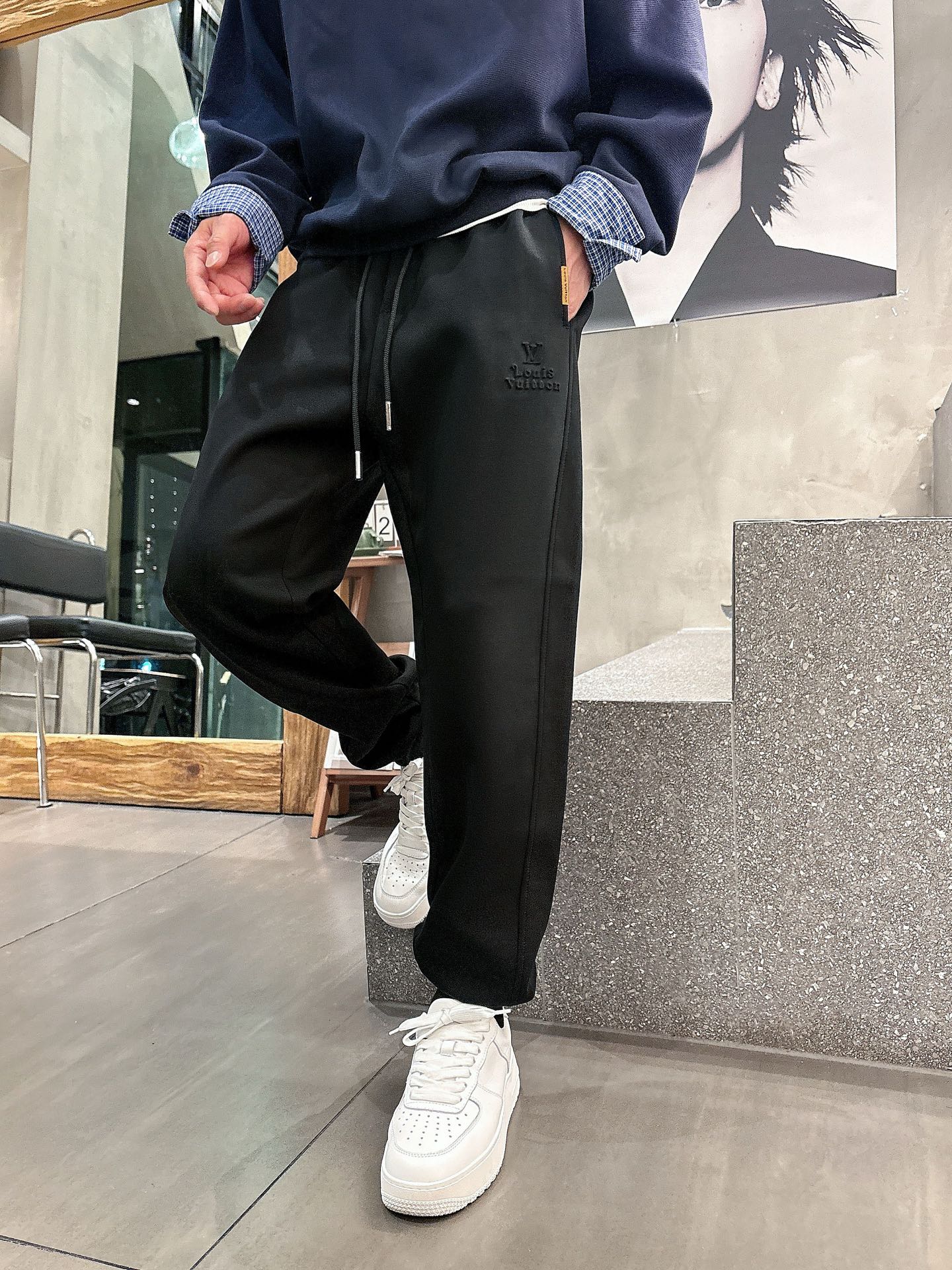 NO:527700,LB Top Products New Autumn and Winter Casual Pants!  The official website is released simultaneously. The brand's classic LOGO casual pants, customized fabric, excellent comfort, strong hand touch. Extremely recognizable, perfect quality craftsmanship. Size M-3XL, alexander wang19860909LB 顶级货品 秋冬新款休闲裤！官网同步发售.品牌经典LOGO休闲裤 ,定制面料,舒适度极好,手触感强烈.辨识度极高,完美品相工艺. 尺码M-3XL,,alexander wang,Men's clothing