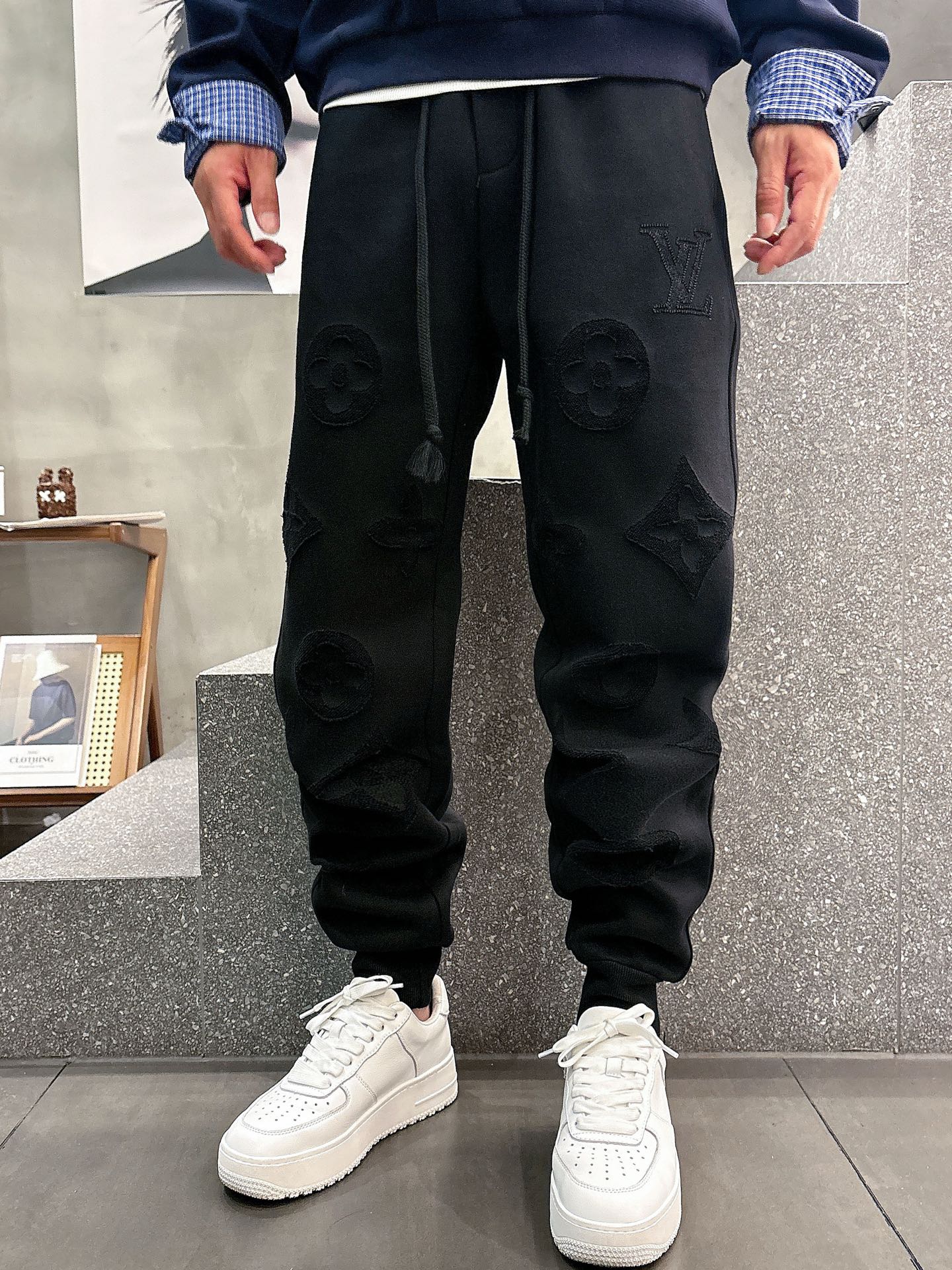 NO:527711,LV top-quality products New autumn and winter casual pants!  The official website is released simultaneously. The brand's classic LOGO casual pants, customized fabric, excellent comfort, strong hand touch. Extremely recognizable, perfect quality craftsmanship. Size M-3XL,,louis vuitton,alexander wang19860909LV 顶级货品 秋冬新款休闲裤！官网同步发售.品牌经典LOGO休闲裤 ,定制面料,舒适度极好,手触感强烈.辨识度极高,完美品相工艺. 尺码M-3XL,,louis vuitton,alexander wang,Men's clothing