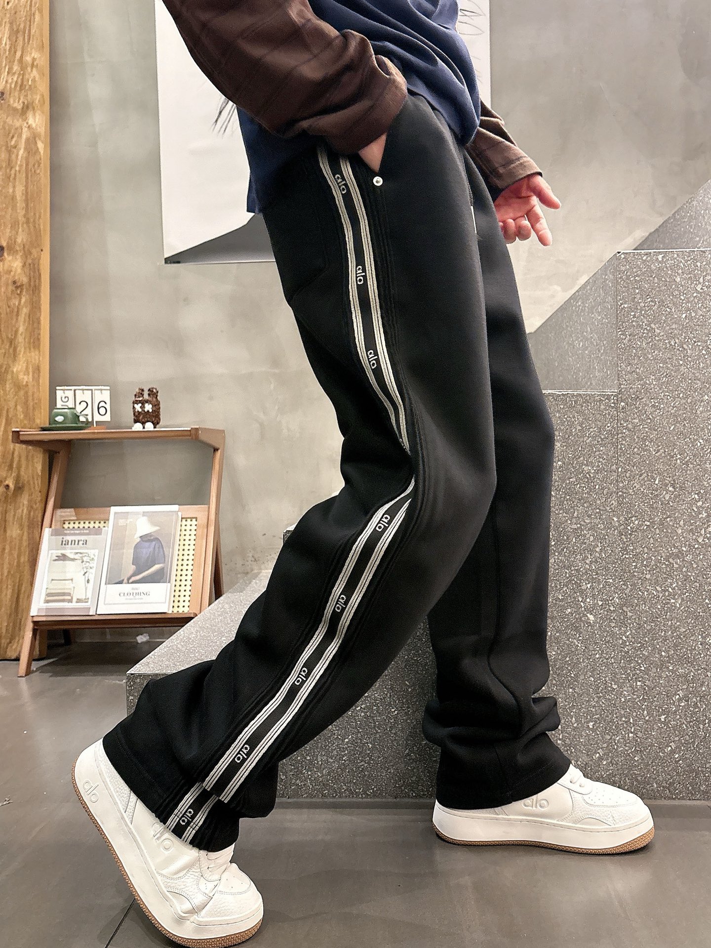 Alo Men's Classic Logo Lounge Pants - Ultimate Comfort & Style 4 i1756799950831 3656 0 3