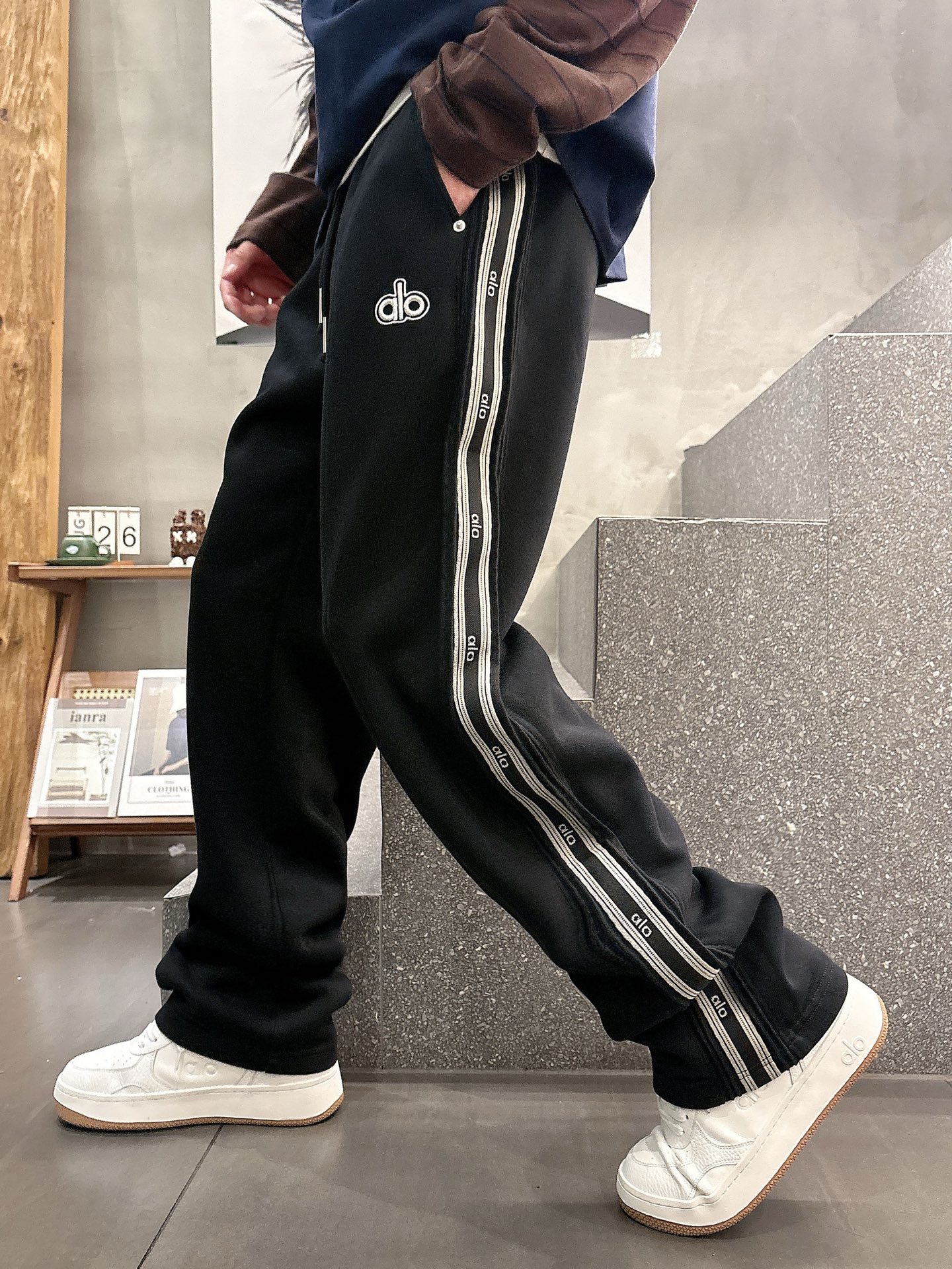 Alo Men's Classic Logo Lounge Pants - Ultimate Comfort & Style 3 i1756799950855 8070 0 9