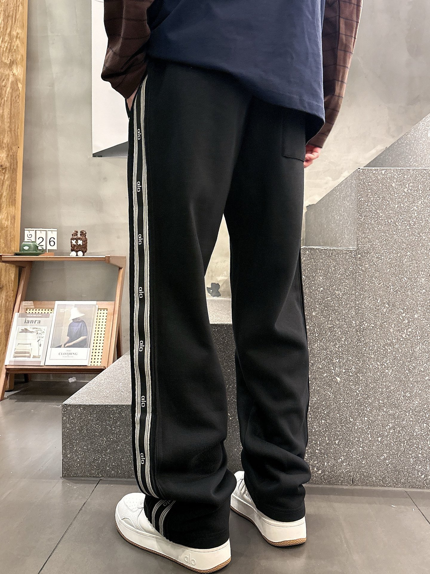 Alo Men's Classic Logo Lounge Pants - Ultimate Comfort & Style 12 i1756799963069 1930 0 7